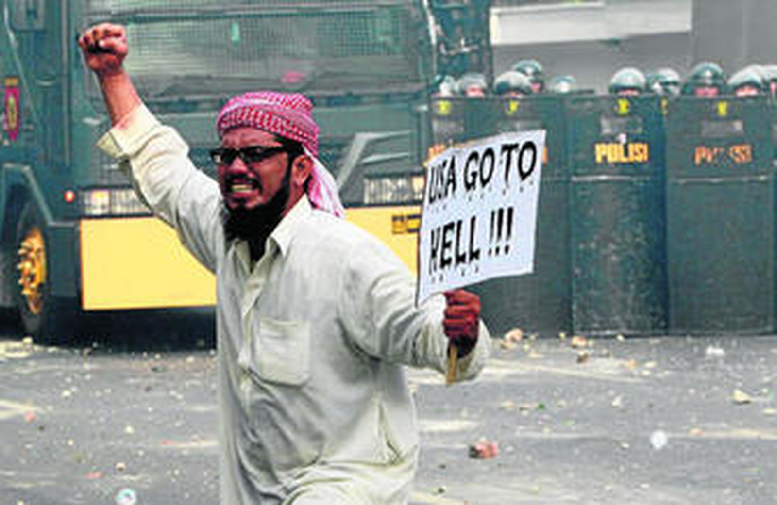 Un manifestante grita consignas frente a los policías antidisturbios durante una protesta en Yakarta.