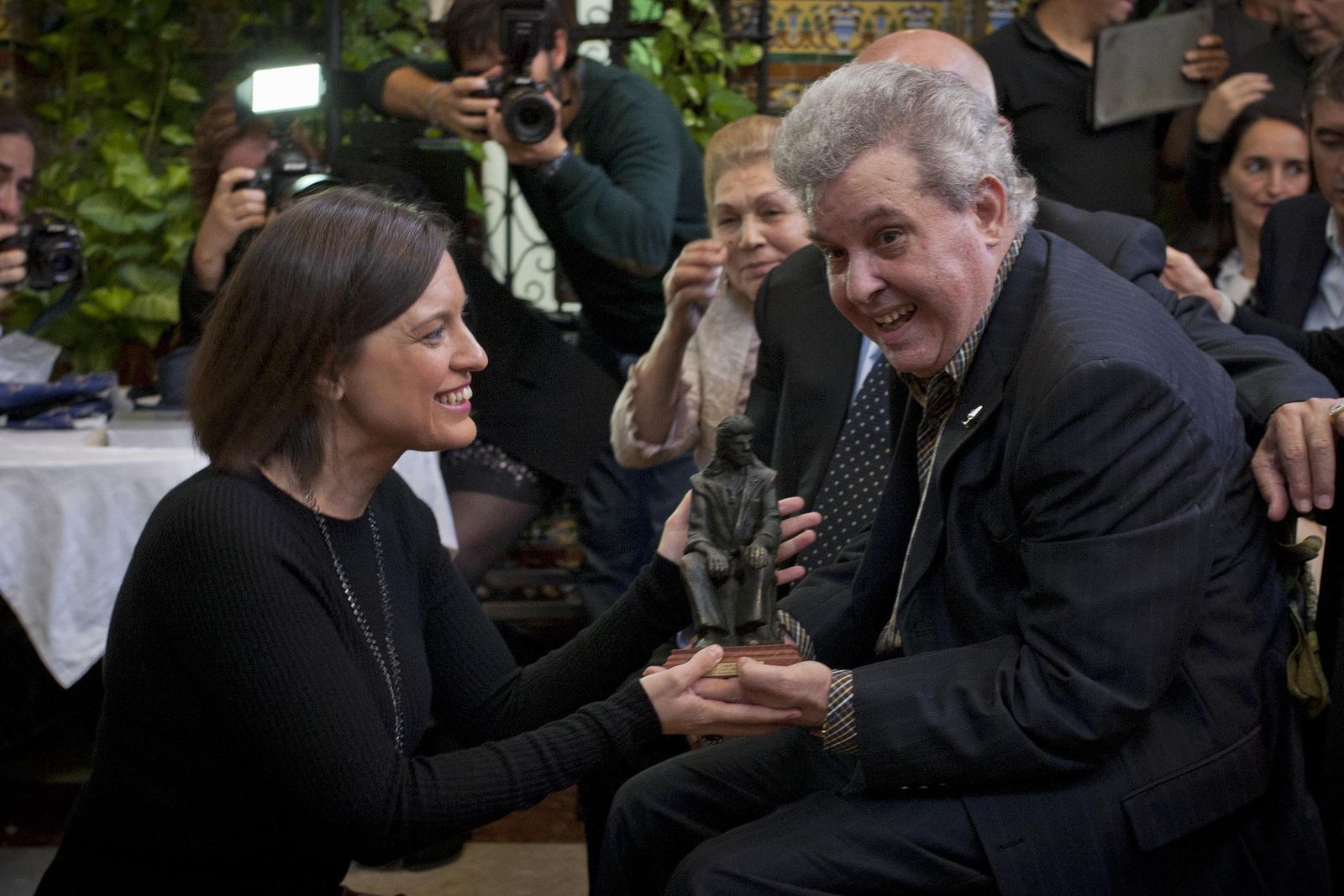 Curro Malena recibe el V Premio Leyenda del Flamenco, de manos de la alcaldesa de San Fernando.