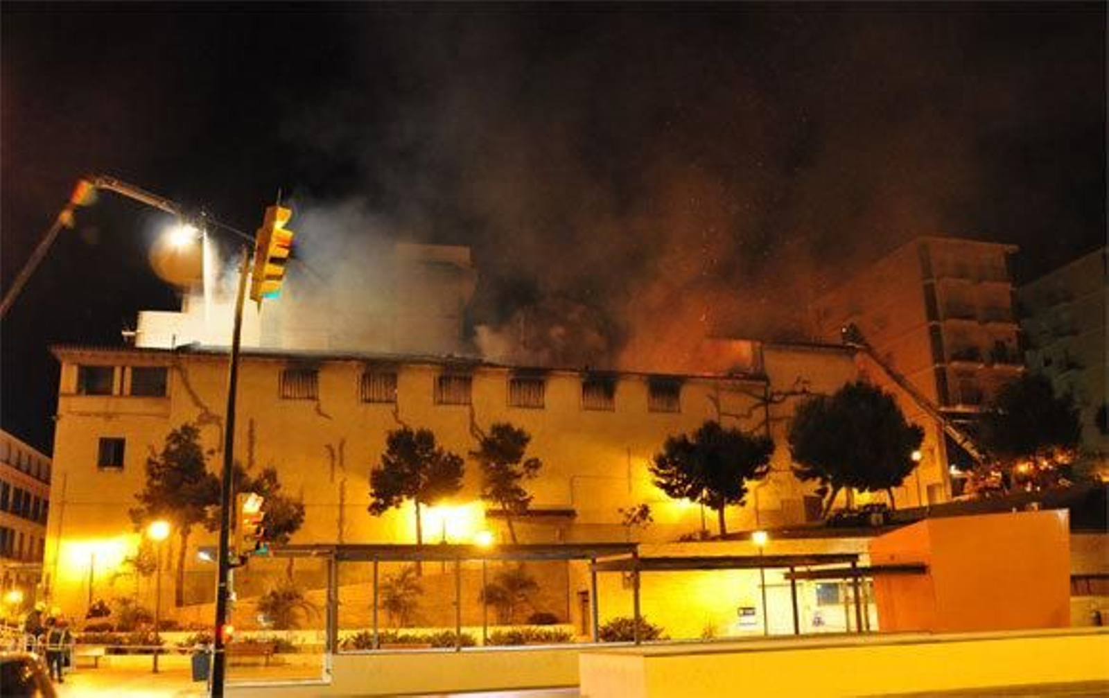 Un herido leve al registrarse un incendio en el antiguo cine Andalucía