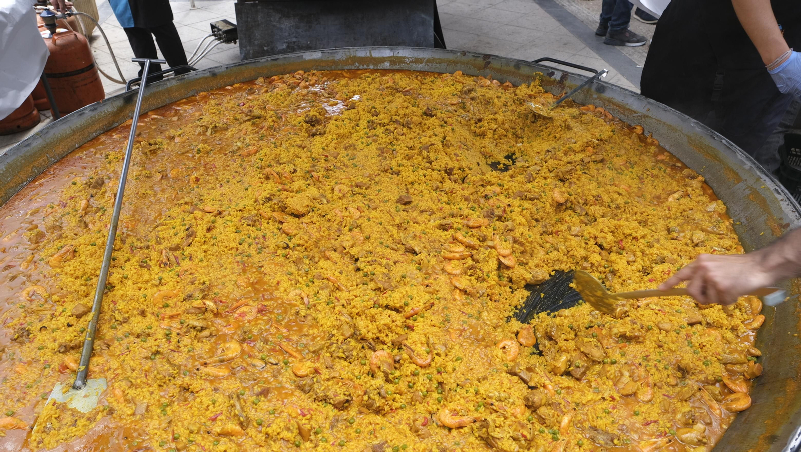 Imágenes de la paella popular en las Fiestas de Canjáyar