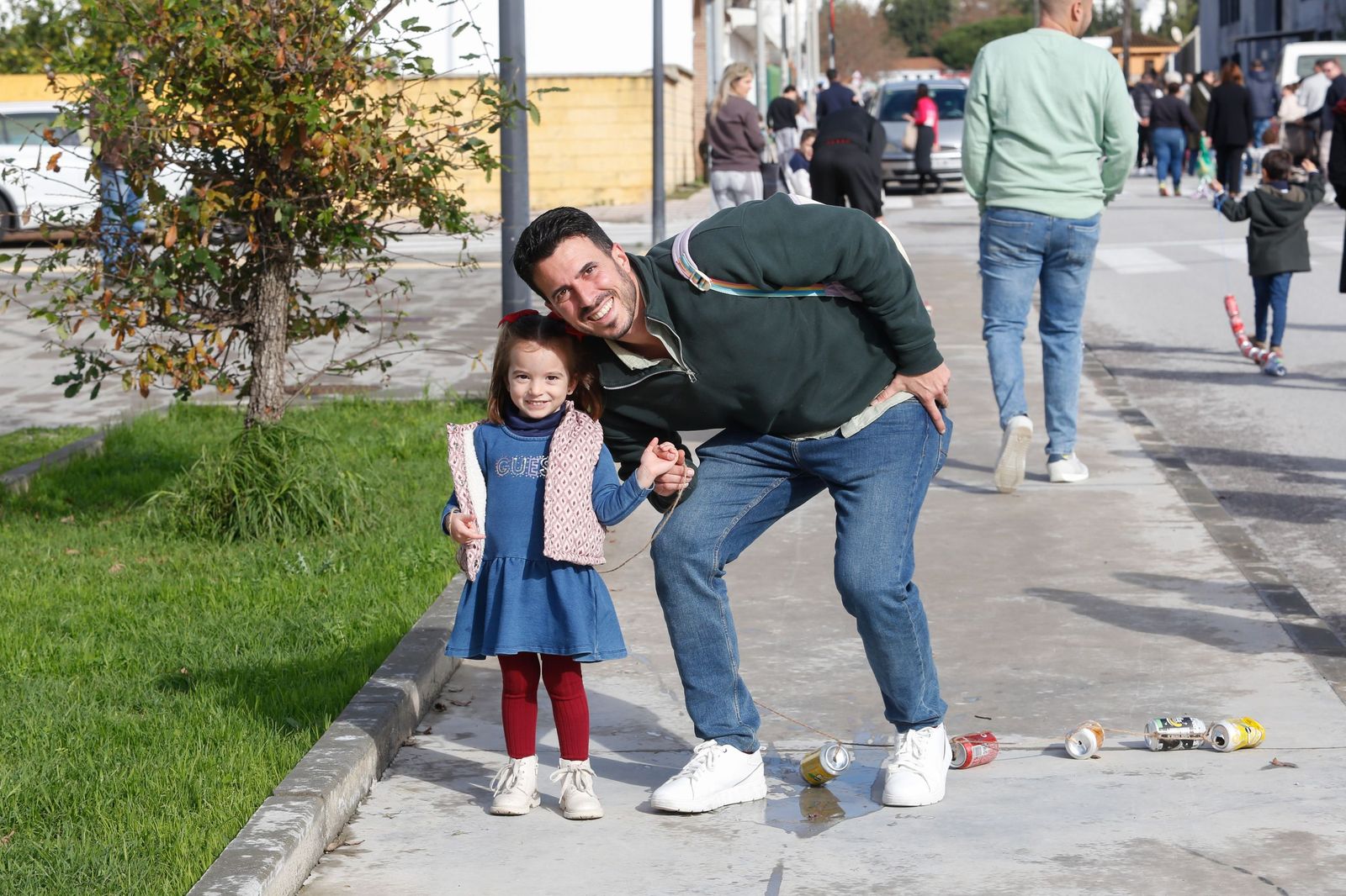 Búscate en las fotos del arrastre de latas 2026 en Los Barrios