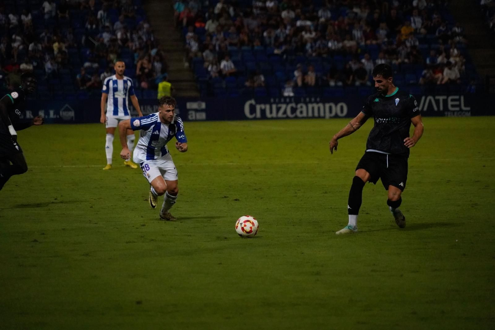 Dani Perejón trata de llegar a un balón durante el partido.