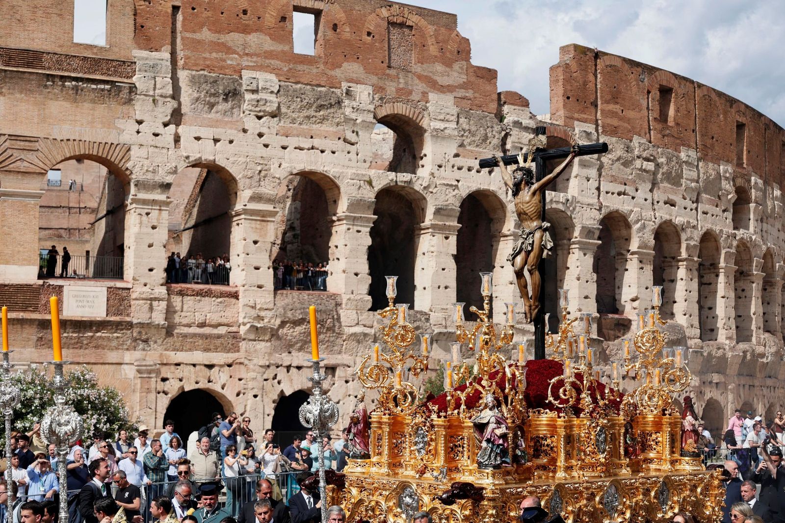 El Cachorro en su paso delante del Coliseo de Roma.