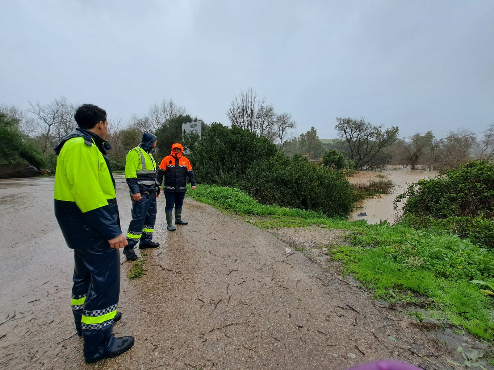 Los técnicos supervisan una de las carreteras en Castellar.