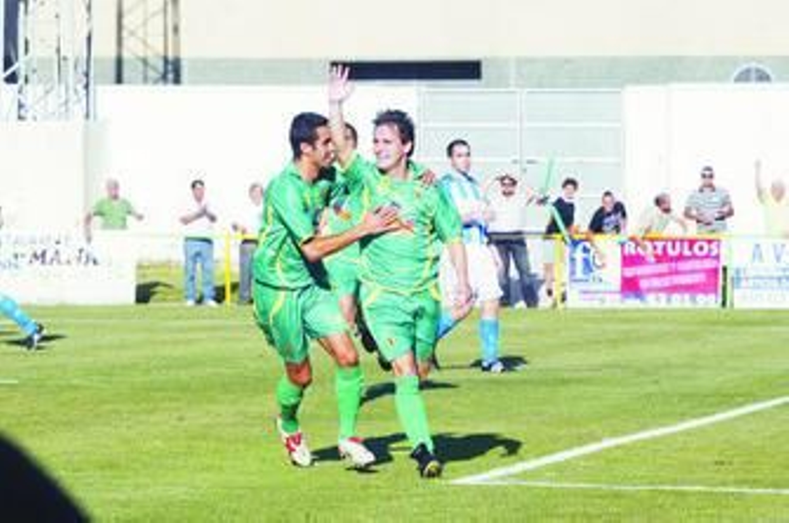 Josu Ibarra (d) celebra su gol ante el Amurrio.