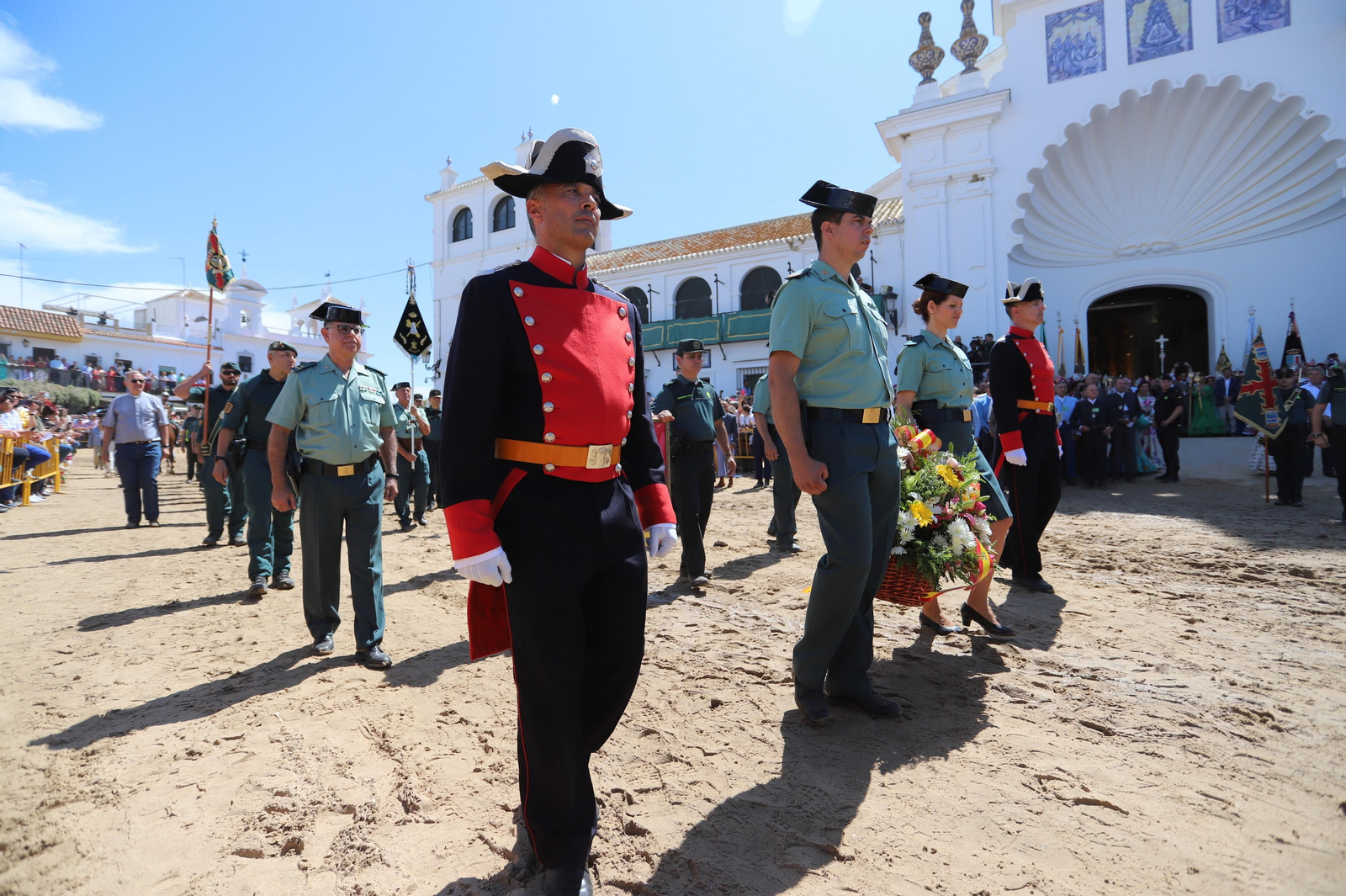 Imágenes del desfile del 175 aniversario de la Guardia Civil en El Rocío