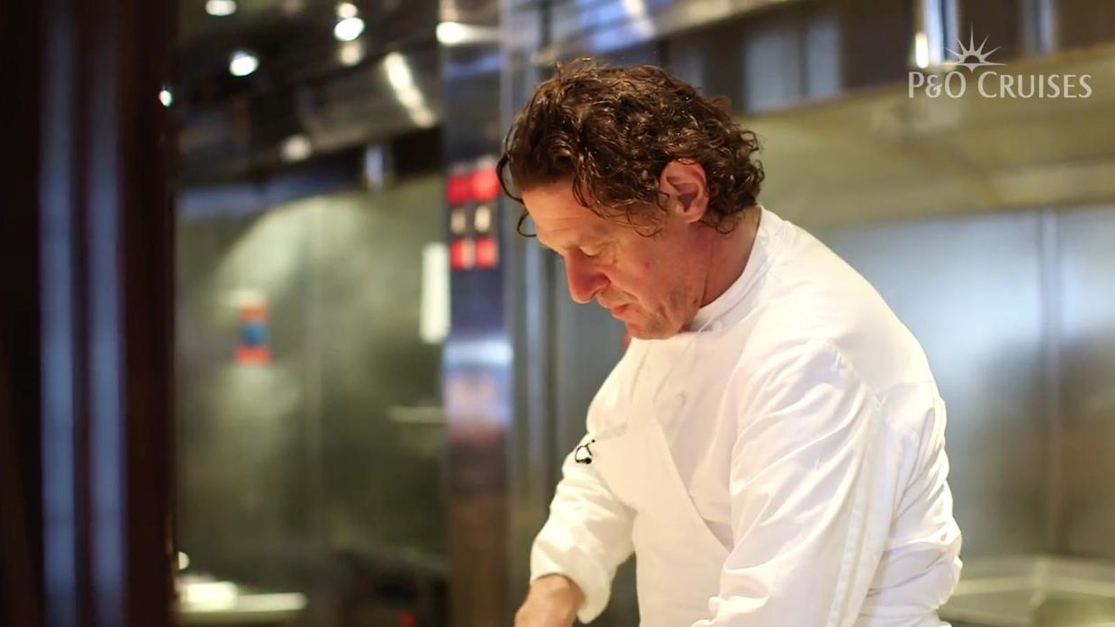 Vivir experiencias gastronómicas únicas con cocineros estrella Michelin a bordo del crucero, otra de las opciones.