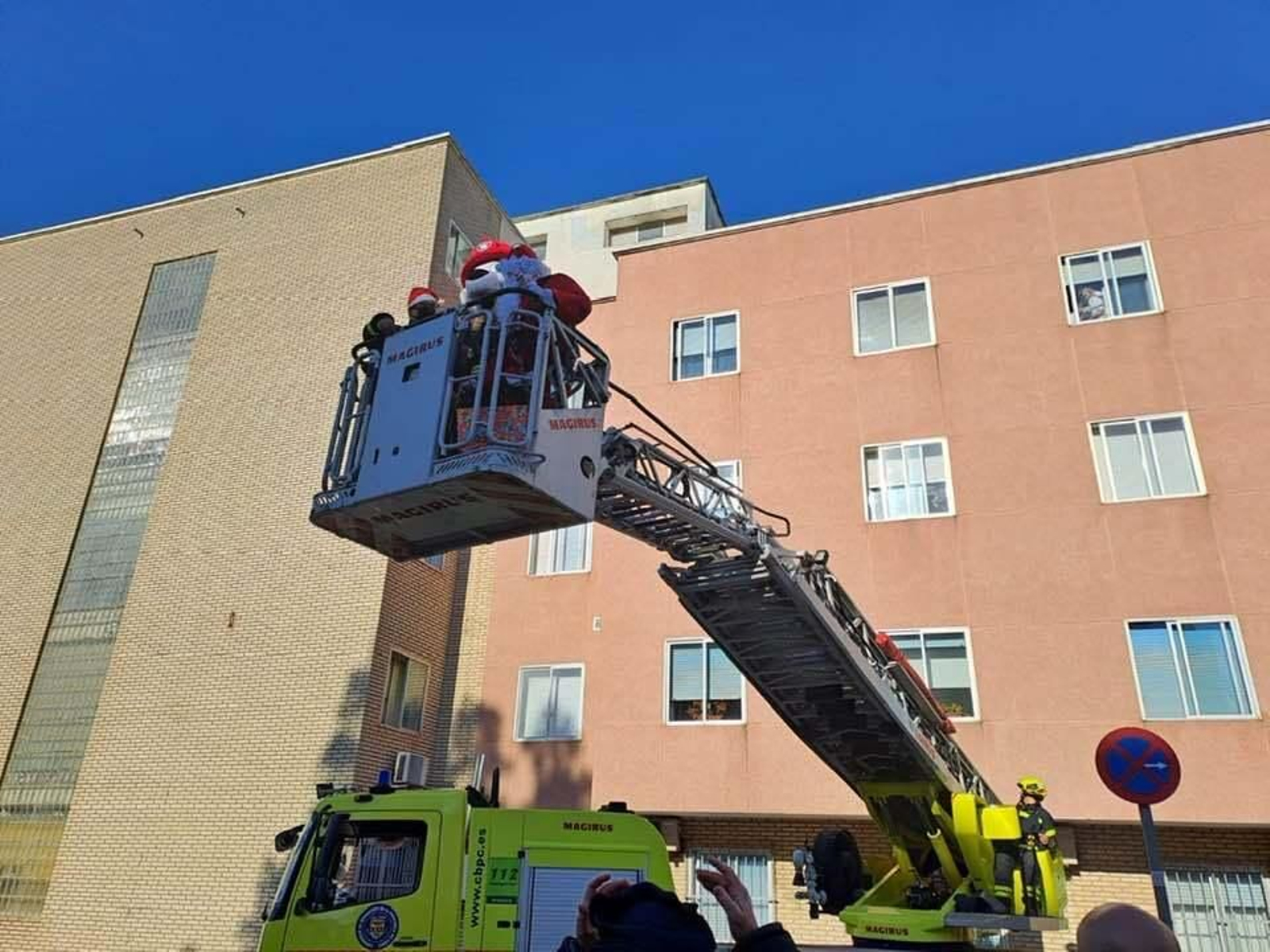 Emotiva visita de los bomberos de Jerez en Nochebuena el Hospital