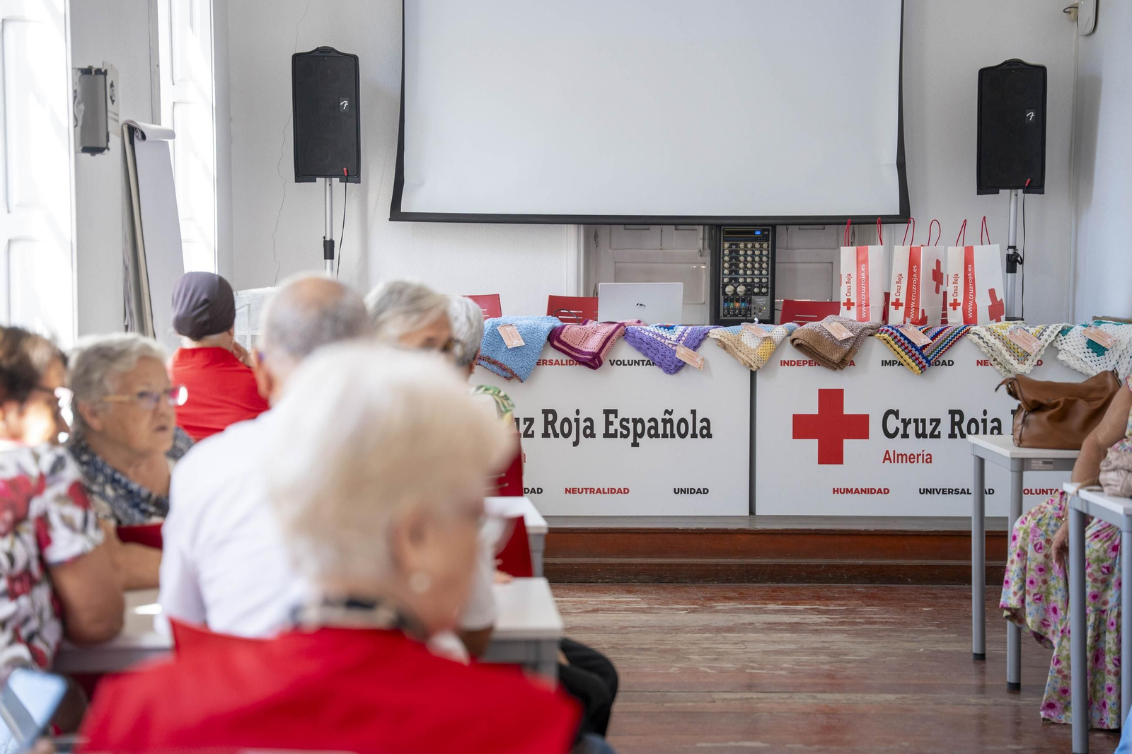 Cruz Roja realiza la entrega de mantitas solidarias a las familias de acogida