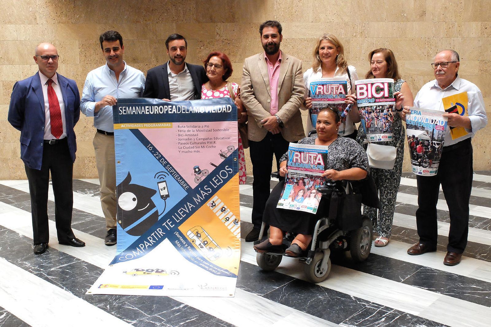 El teniente de alcaldesa José Antonio Díaz posa ayer en el Ayuntamiento con patrocinadores y colectivos que participan en la Semana de la Movilidad.