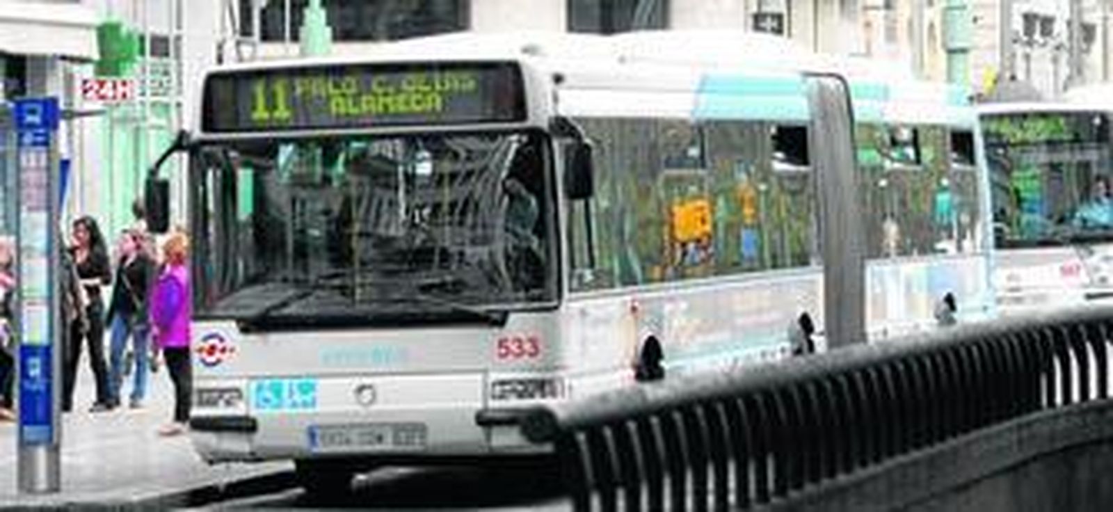 En la página anterior, un autobús de la línea 11 de la EMT en la primera parada, en la zona sur  de la Alameda. En esta página, arriba, un tramo de la Avenida Juan Sebastián Elcano, en El Palo; a la derecha, acceso a los Baños del Carmen desde el Paseo Marítimo Pablo Ruiz Picasso.