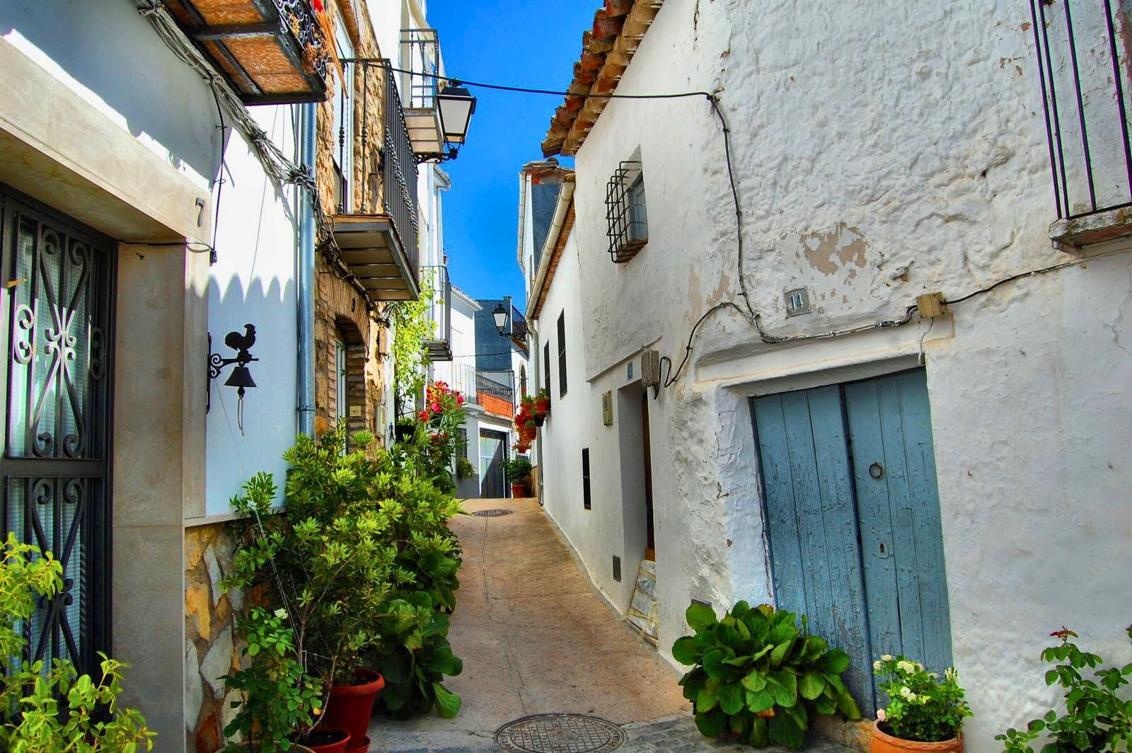 Con calles llenas de planta y flores y miradores con vistas a la sierra, Iznatoraf es una pequeña joya serrana de Jaén.