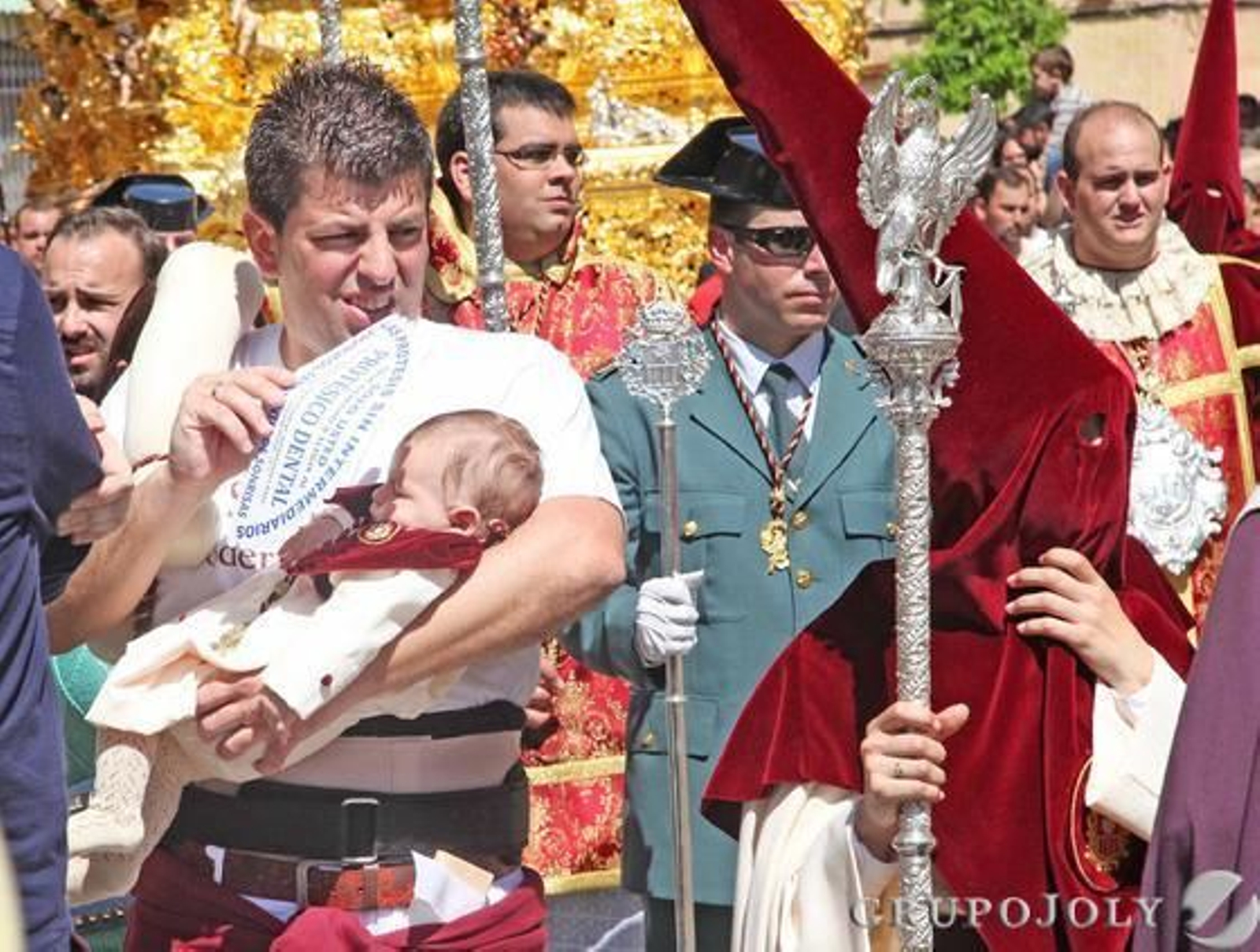 Increíble el calor que se vivió en la salida del Soberano Poder, como muestra un padre intentando ‘salvar’ a un bebé del sol.

Foto: Vanesa Lobo