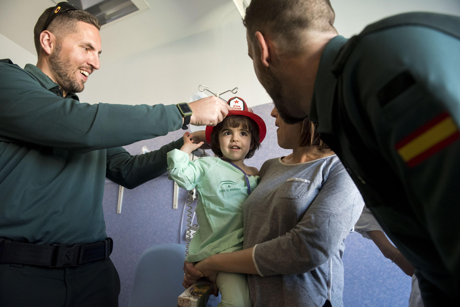 Las Fuerzas de Seguridad visitan a los menores ingresados en el Hospital Materno Infantil
