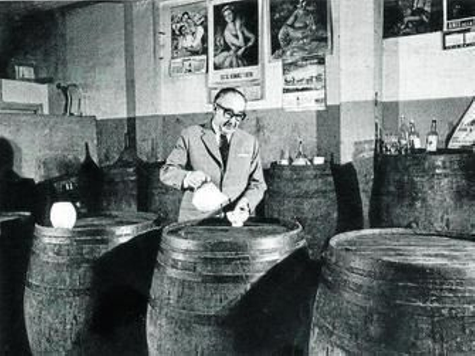 El escritor gallego, en una de las tabernas de típicas de la zona.