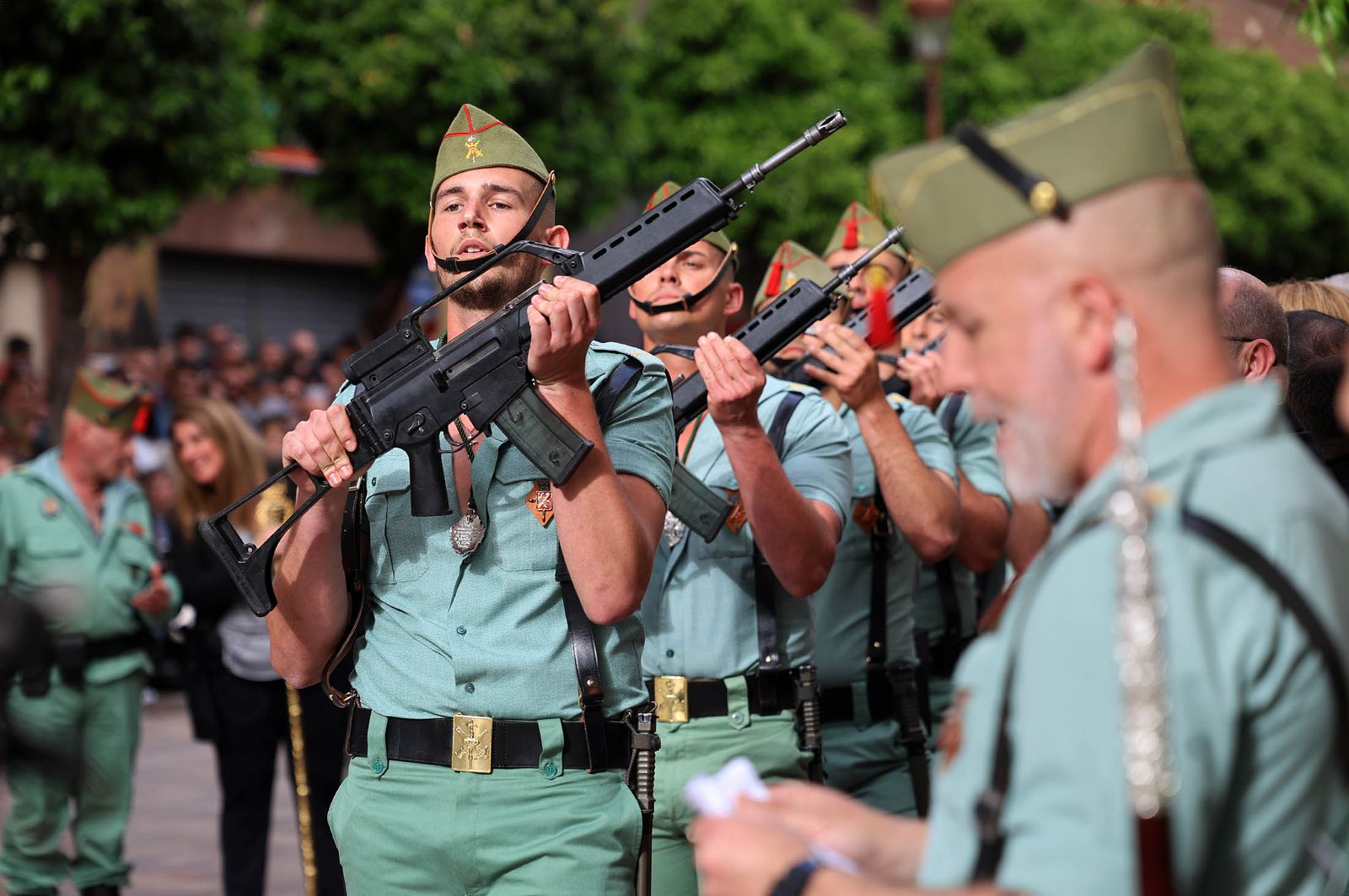 Sábado de Pasión: Imágenes de la procesión del Cristo de la Vera+Cruz portado por el Grupo de Caballería Ligero Acorazado 'Reyes Católicos' II de la Legión de Ronda