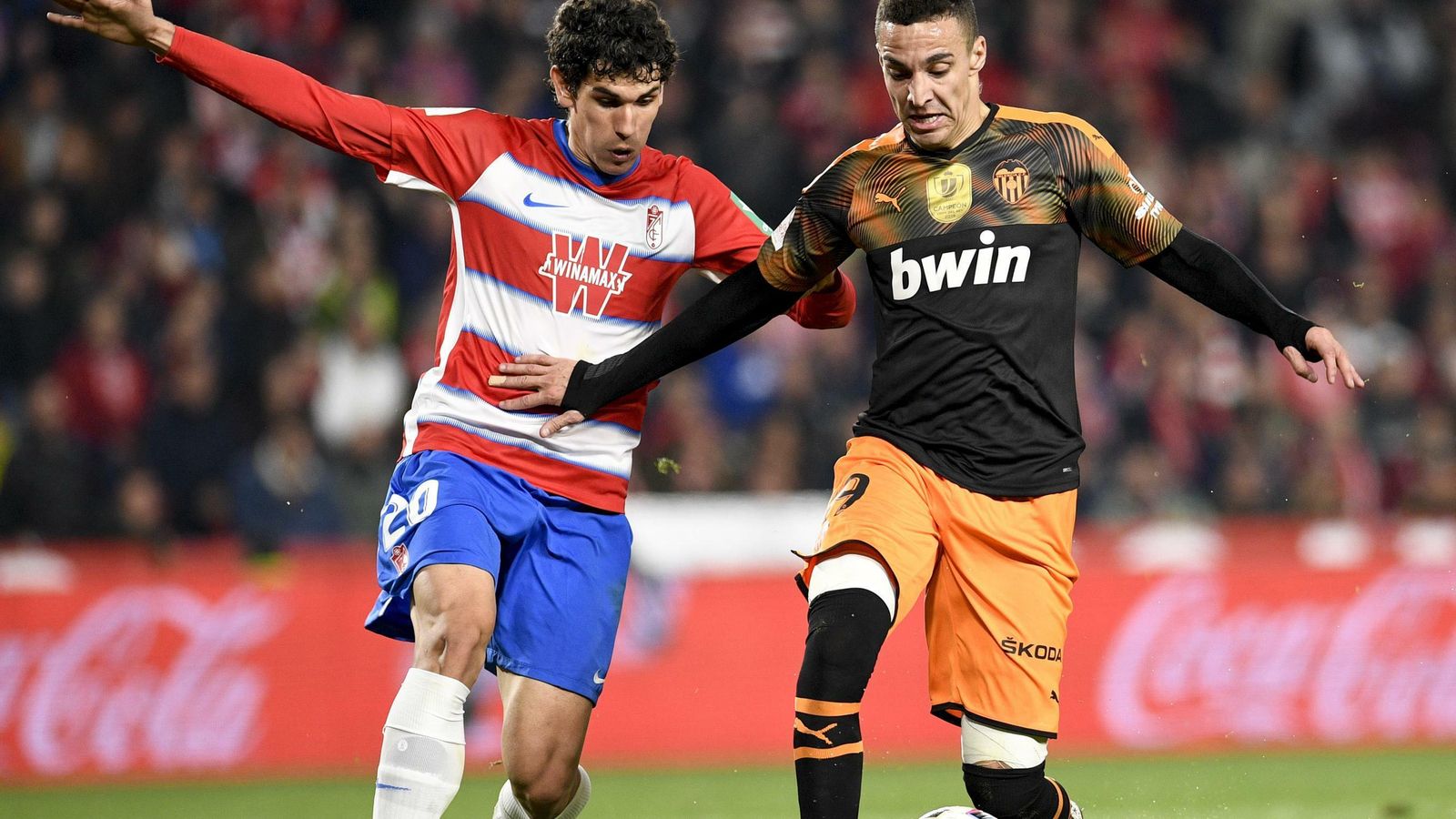 Vallejo intenta arrebatar el balón a Rodrigo