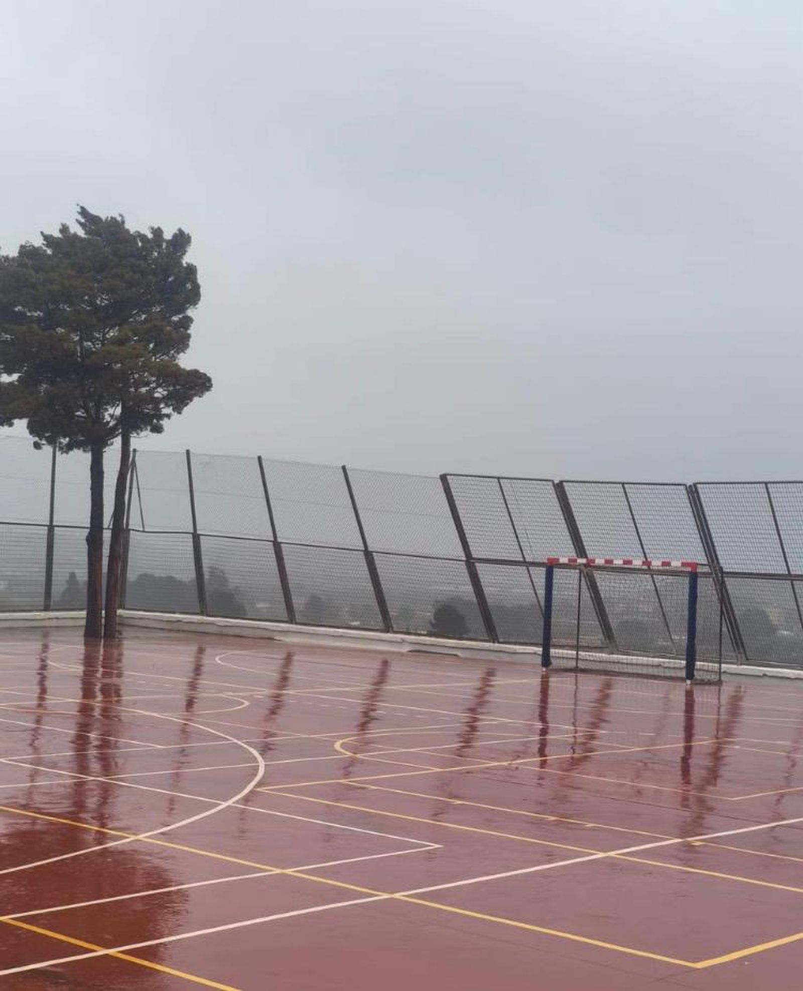 Valla del CEIP Buenavista de Huércal de Almería arrancada por el viento y volcada sobre la pista del centro educativo, una de las decenas de incidencias registradas en la mañana del 28 de enero.