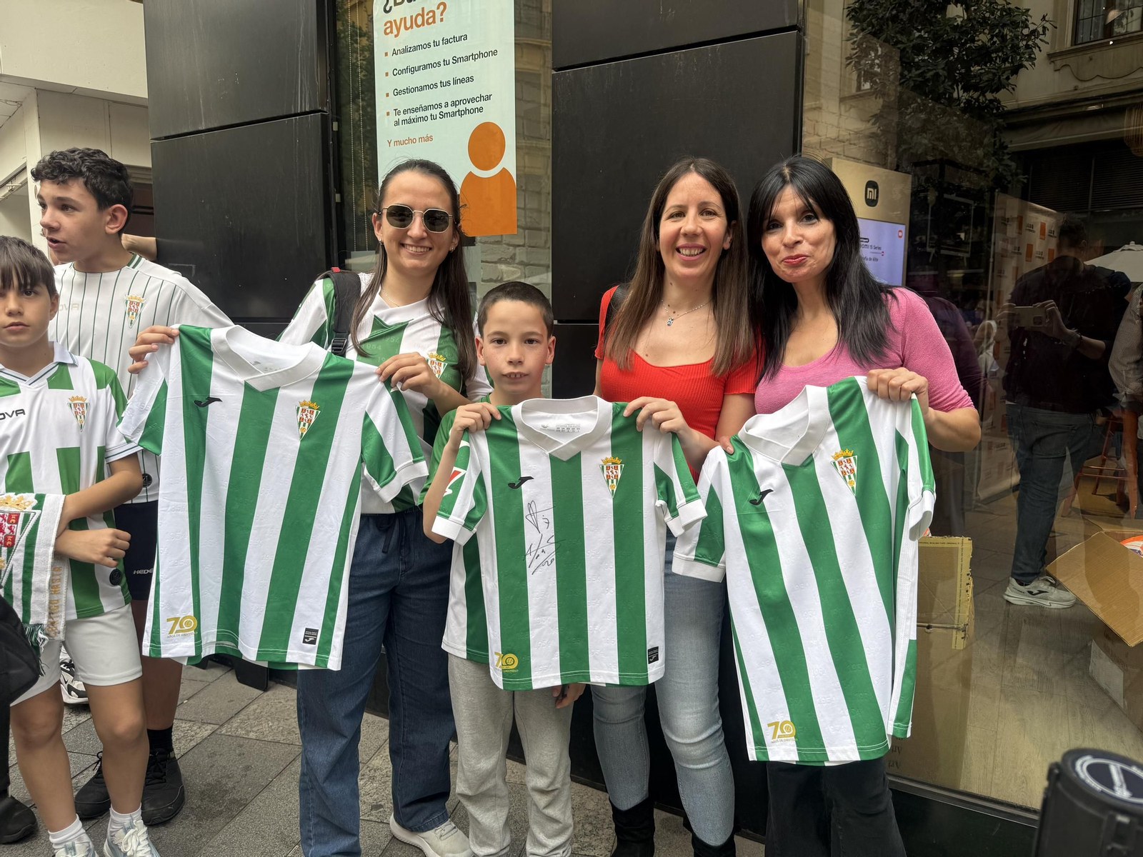 La afición del Córdoba CF enloquece con Álex Sala y Albarrán en el centro de la ciudad