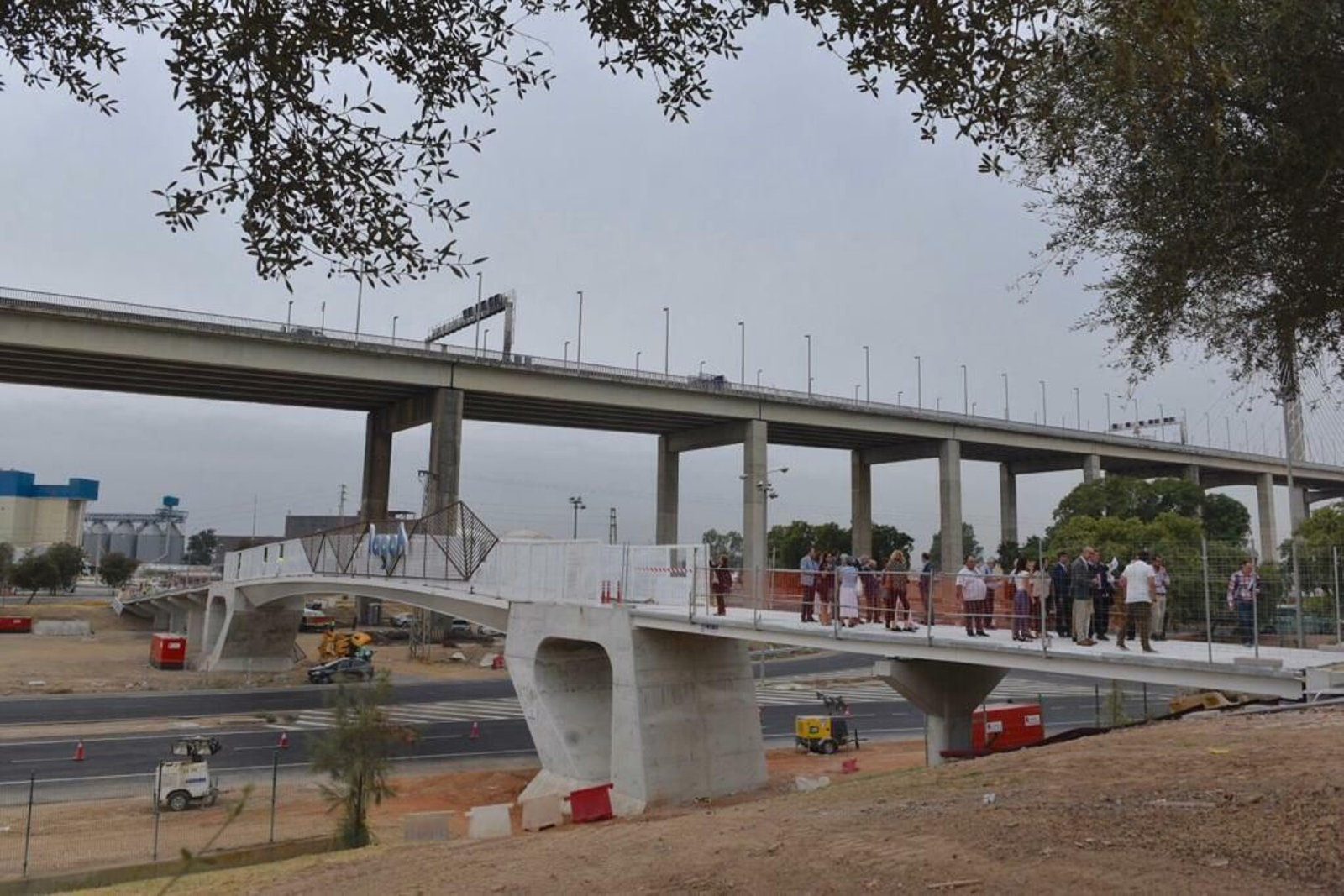 La pasarela peatonal y ciclista que da acceso a Lagoh y sobre ella el Puente del Centenario, punto crítico de la SE-30