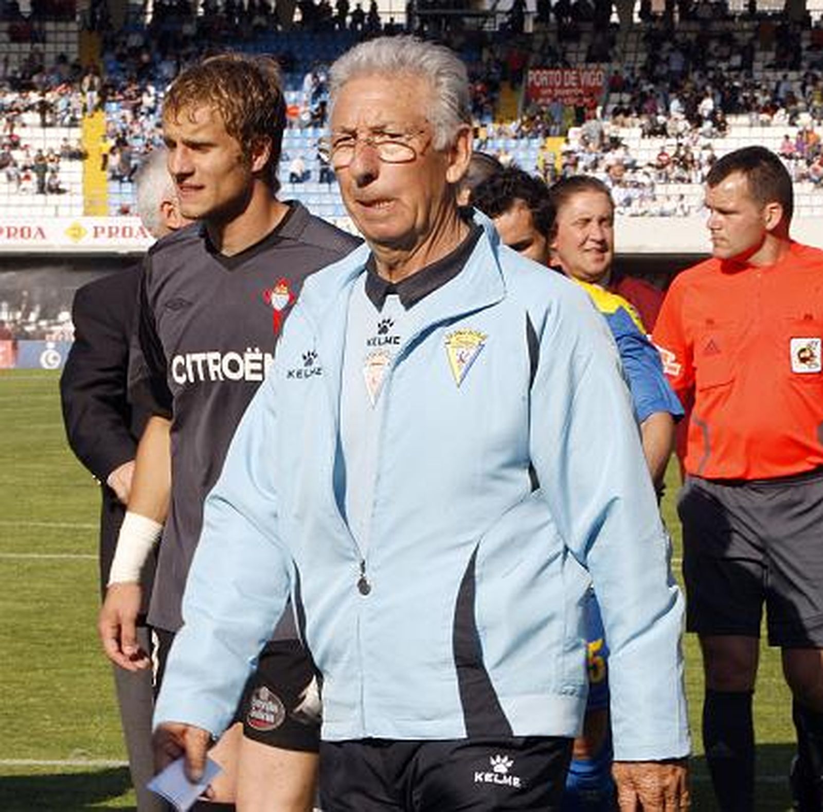 Víctor Espárrago abandona el terreno de juego tras el pitido final. 

Foto: LOF