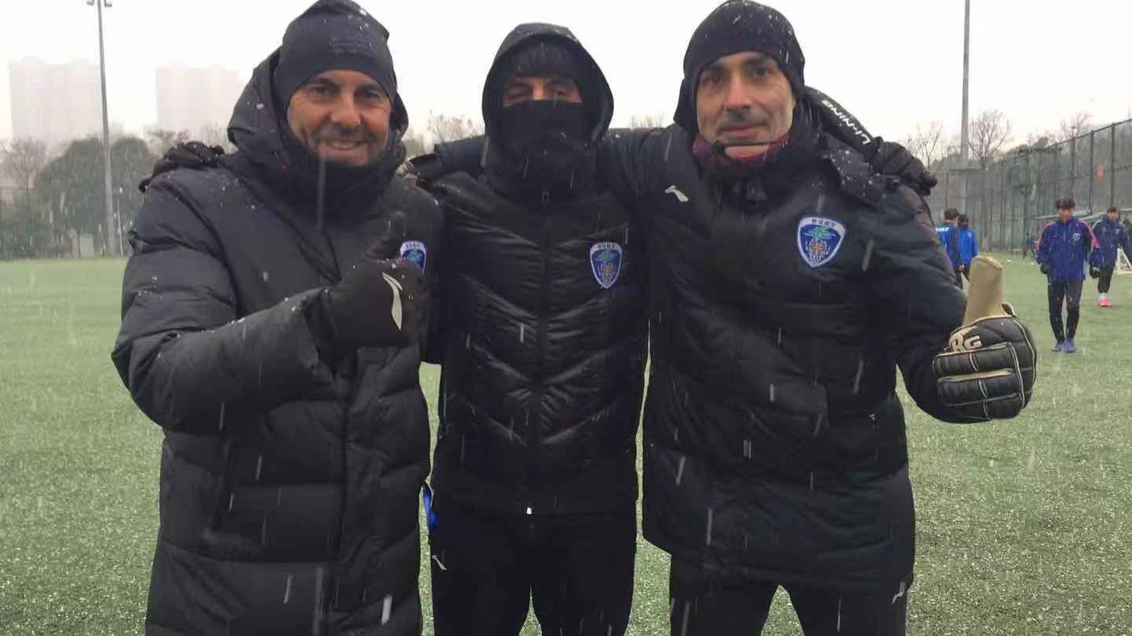 José Antonio Maldonado, primero por la izquierda, con dos compañeros.