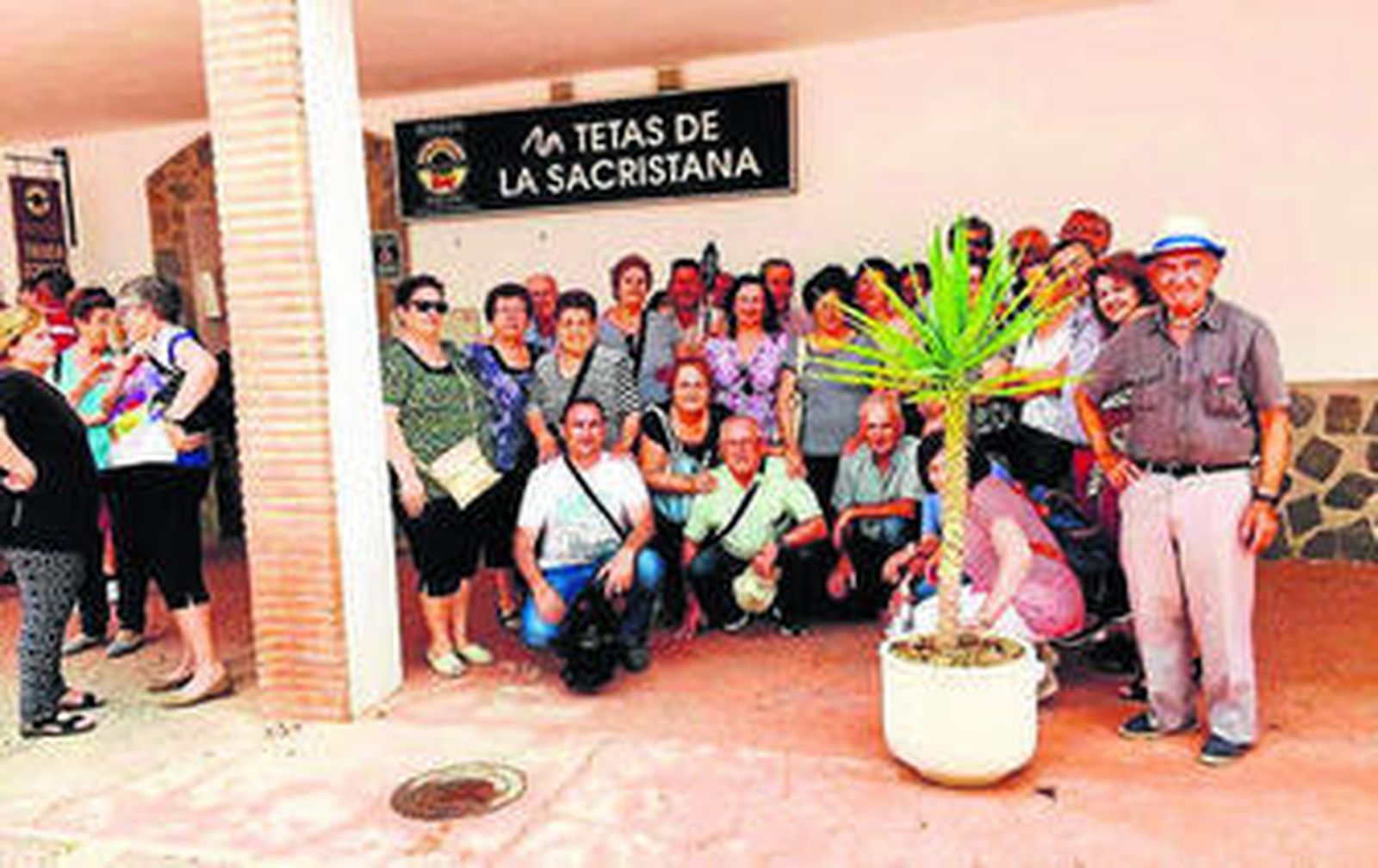 Grupo de cuevanos en una de las bodegas de las Alpujarras.