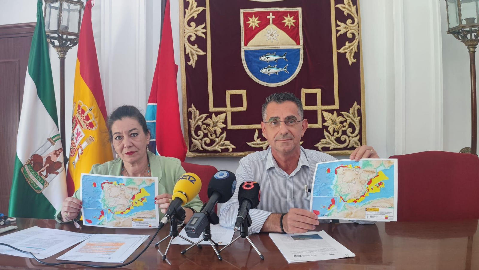 Ana Moreno y Miguel Molina muestran los mapas con las zonas de especial protección. Ana Moreno y Miguel Molina muestran los mapas con las zonas de especial protección.