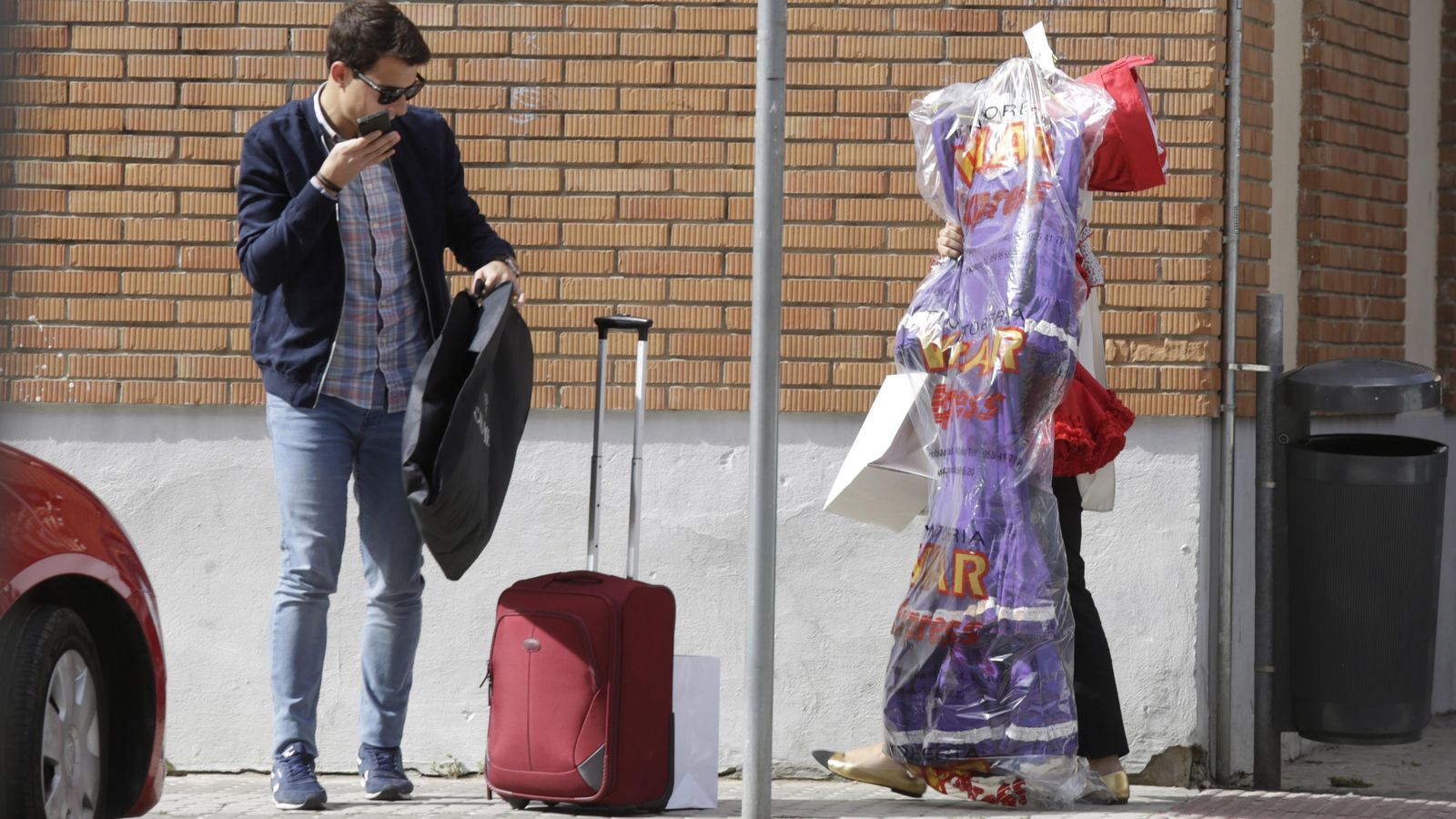 El traje y el equipaje, dos símbolos de la Feria de Abril en las gozosas vísperas.