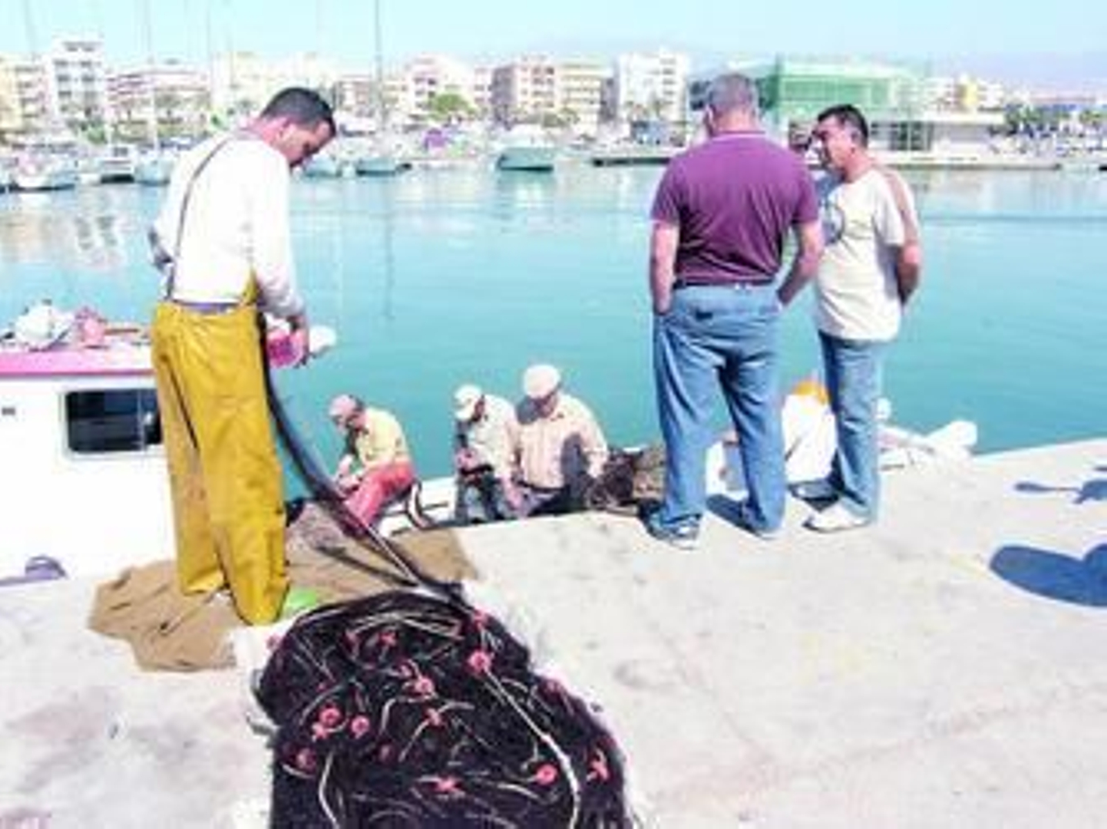 Pescadores en el Puerto de Roquetas de Mar.