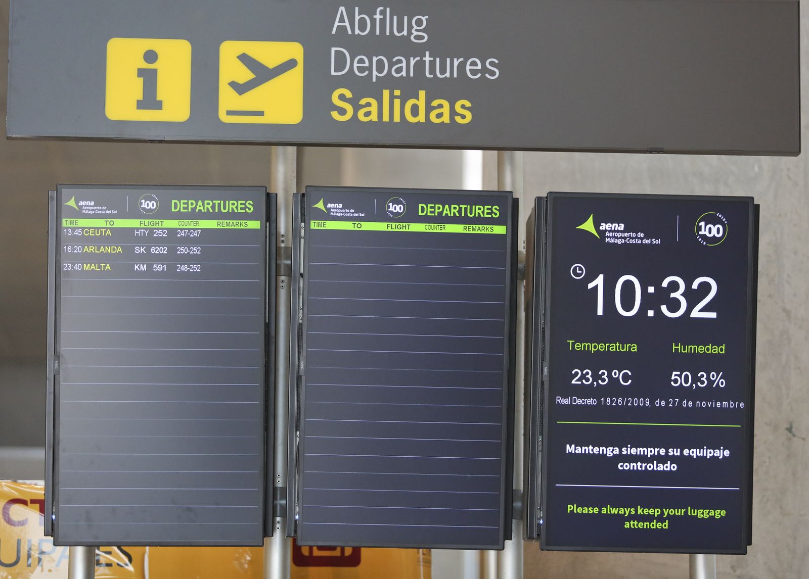 Uno de los paneles de información del aeropuerto de Málaga.