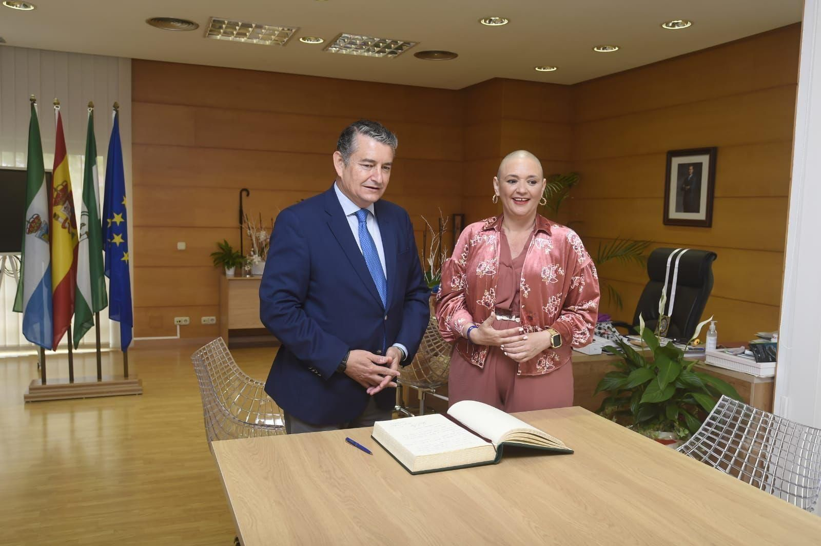 El consejero de la Presidencia, Antonio Sanz, y la alcaldesa de Torremolinos, Margarita del Cid.