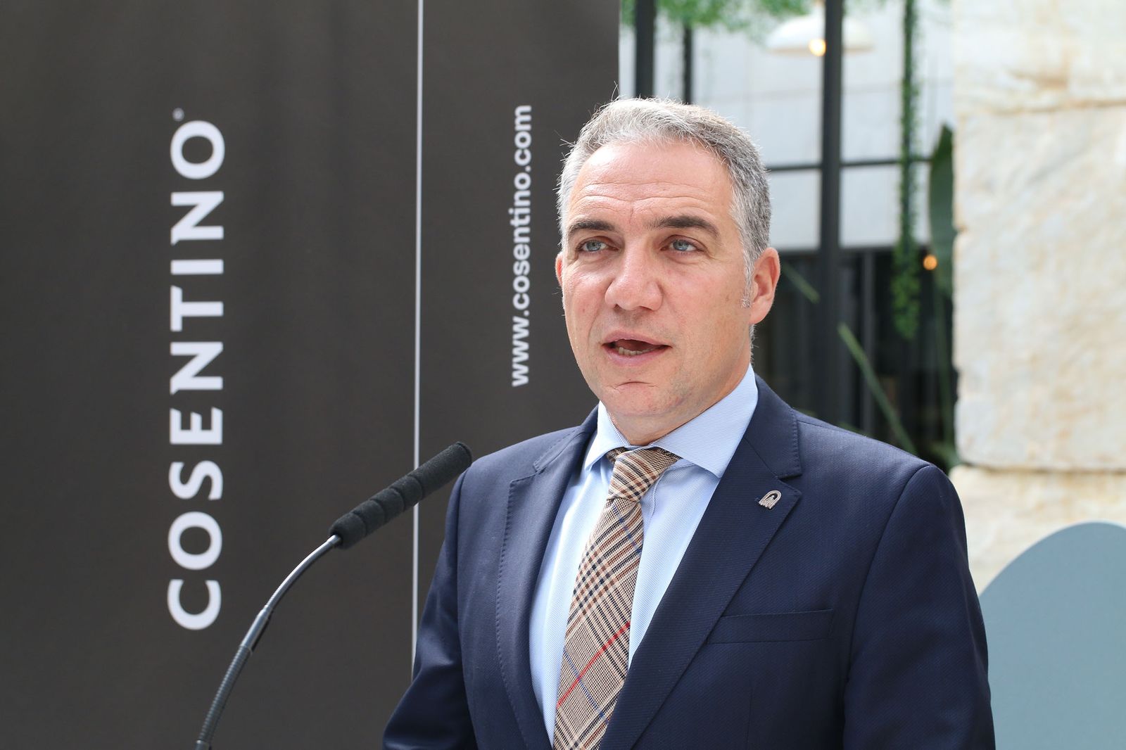 Las imágenes de la visita de Bendodo a Cosentino y la firma de la adenda con Extenda y la AEMA