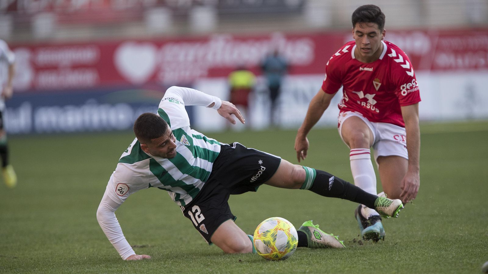 Xavi Molina se lanza al suelo para intentar recuperar un balón.