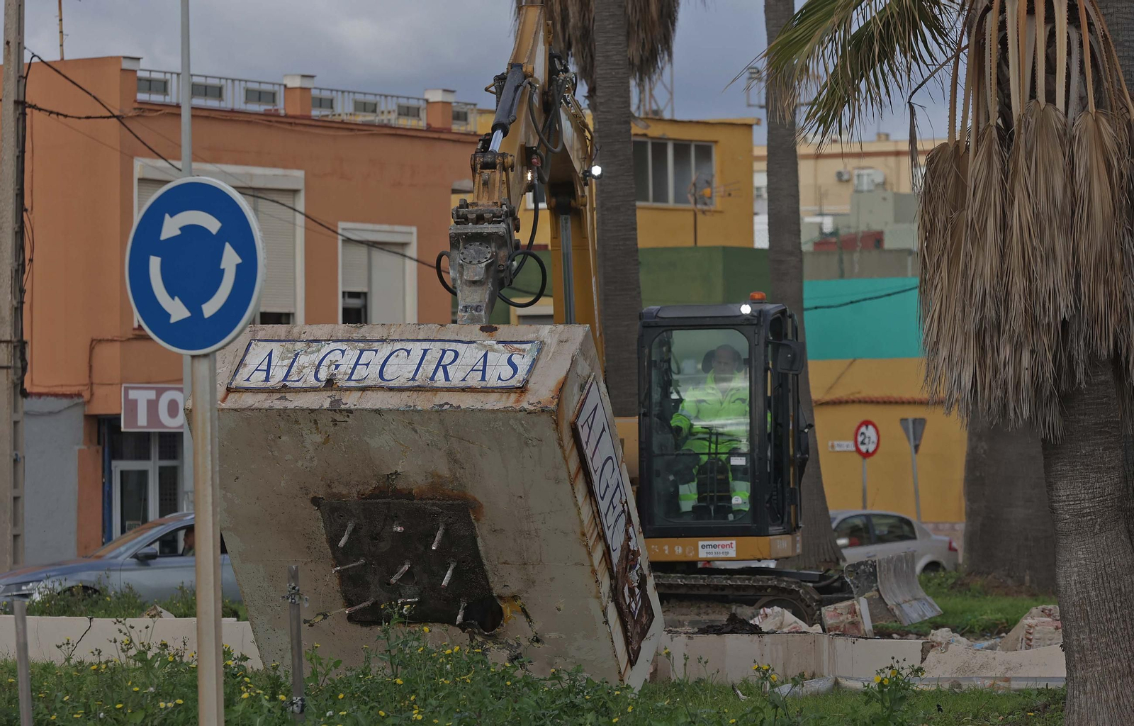 Fotos de la demolición de la fuente de la rotonda del Varadero en Algeciras