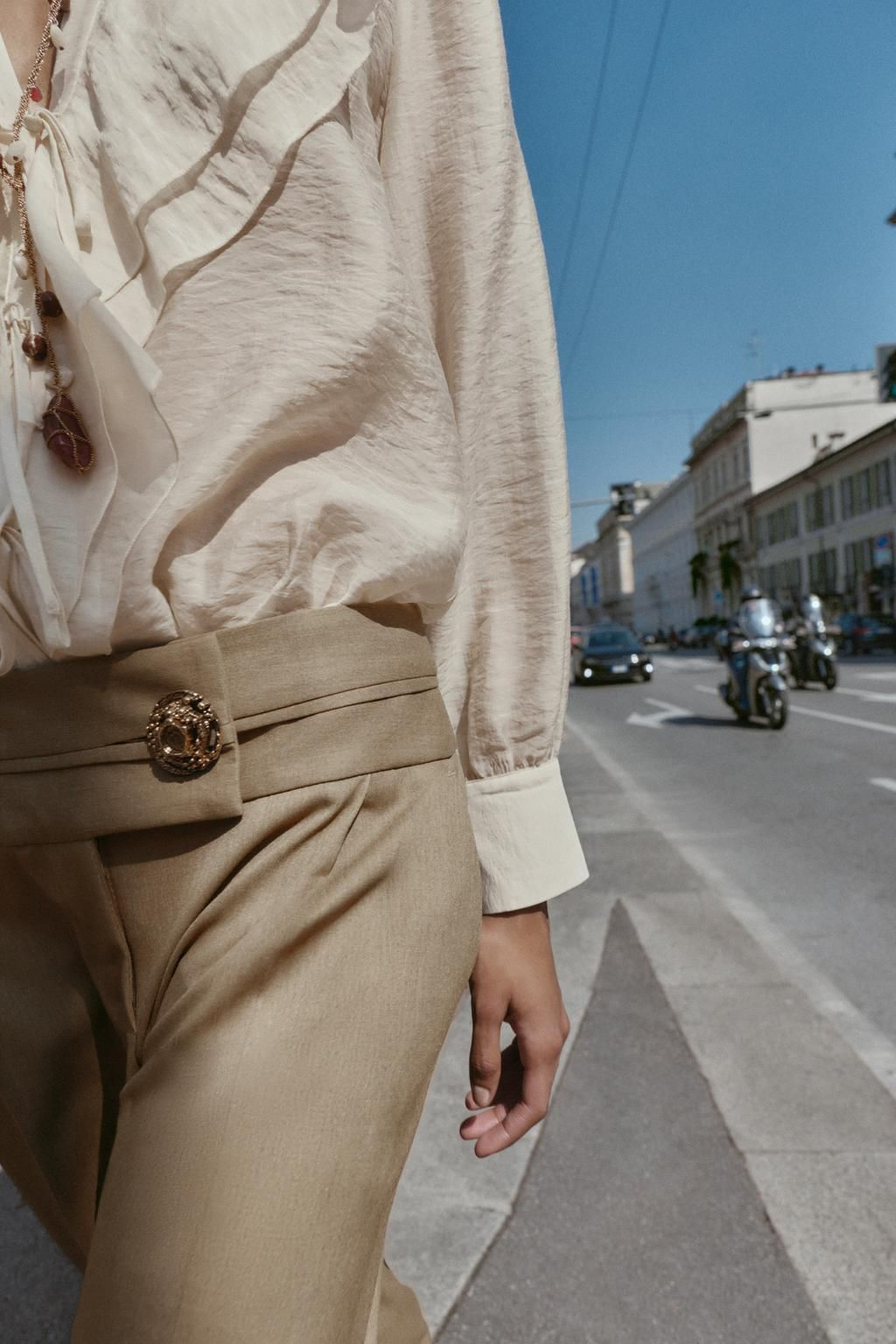 Pantalones anchos con detalle de botón en dorado