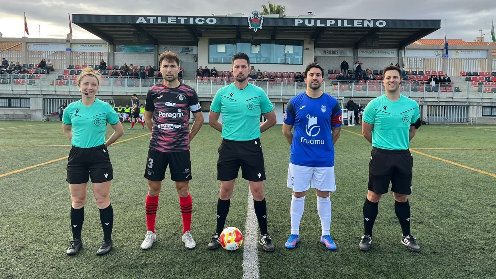 Los capitanes, junto con el trío arbitral del duelo entre almerienses y murcianos.
