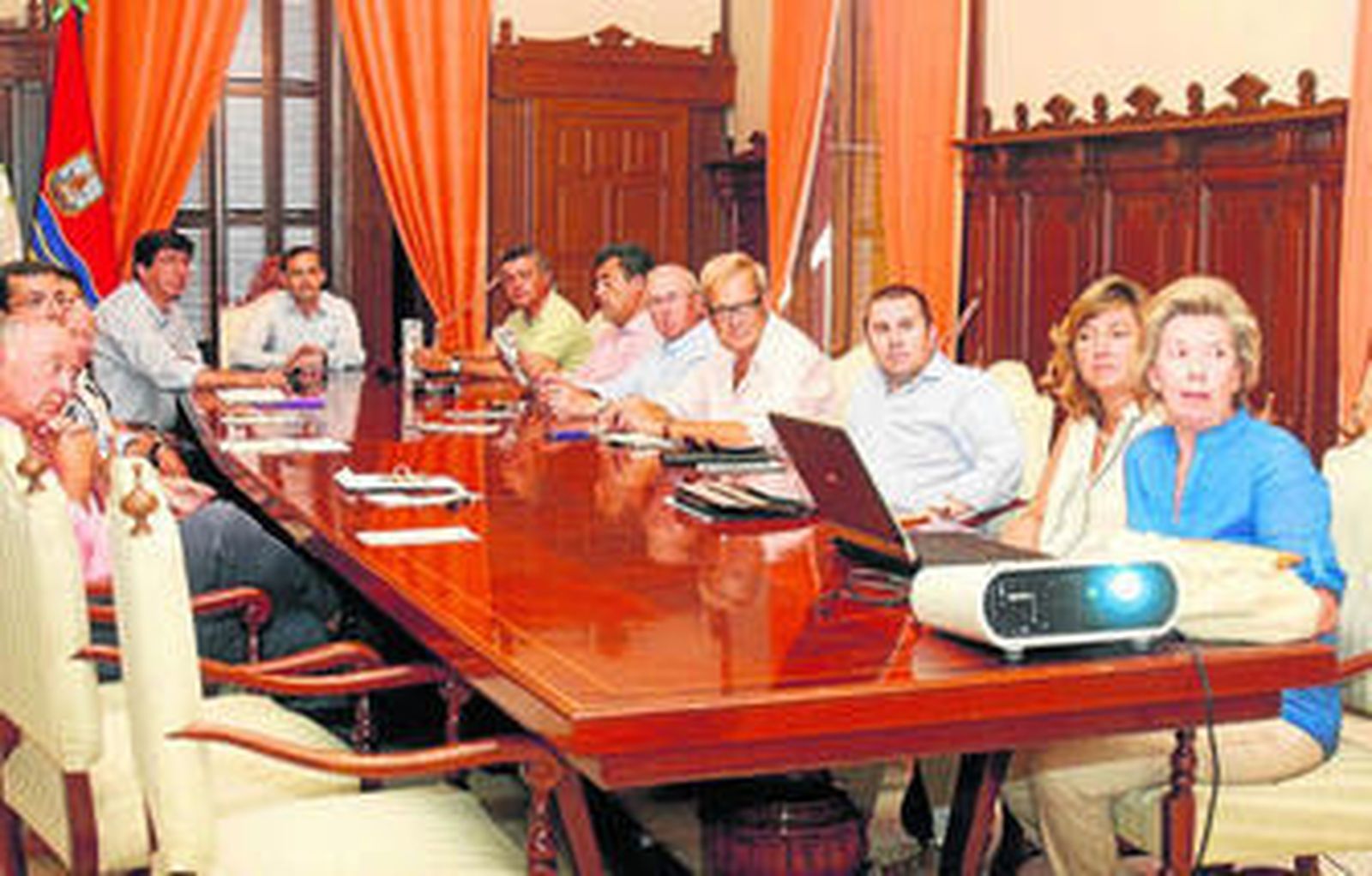 La historiadora María del Carmen Rodríguez Duarte presentando ayer la guía a la comisión del V Centenario.