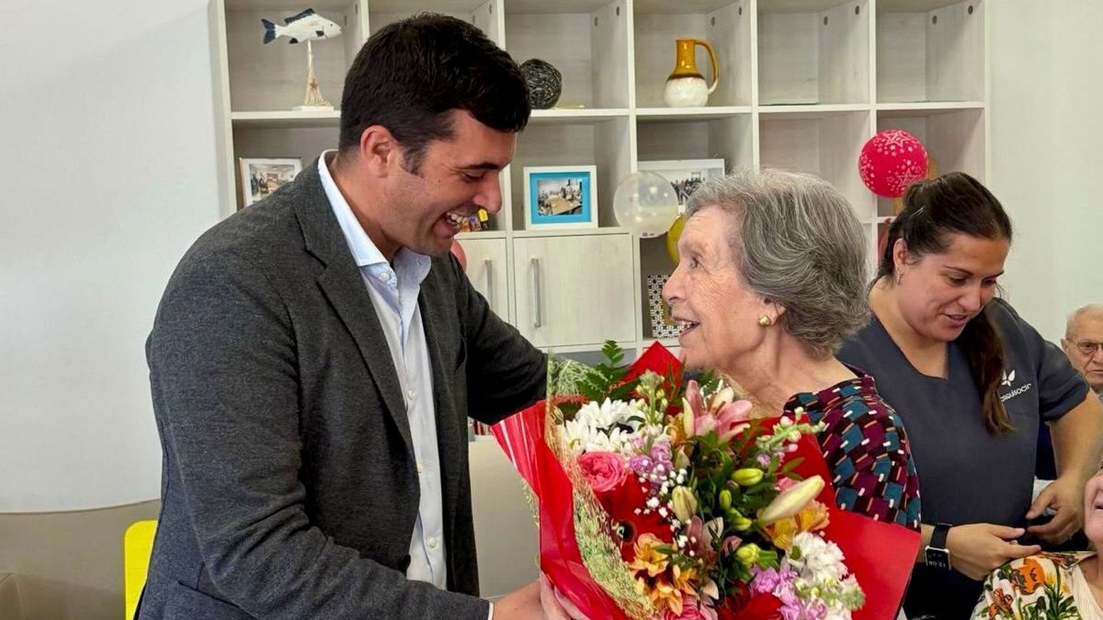 Francisco García felicita a Josefina por su 101 cumpleaños en la residencia “Jardín de Mojácar”.