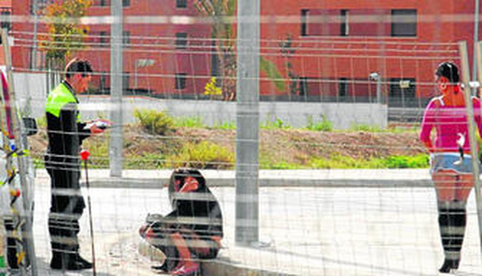 Un agente explica a las trabajadoras del sexo que tendrán que abandonar la zona de la estación de autobuses si no quieren ser sancionadas.