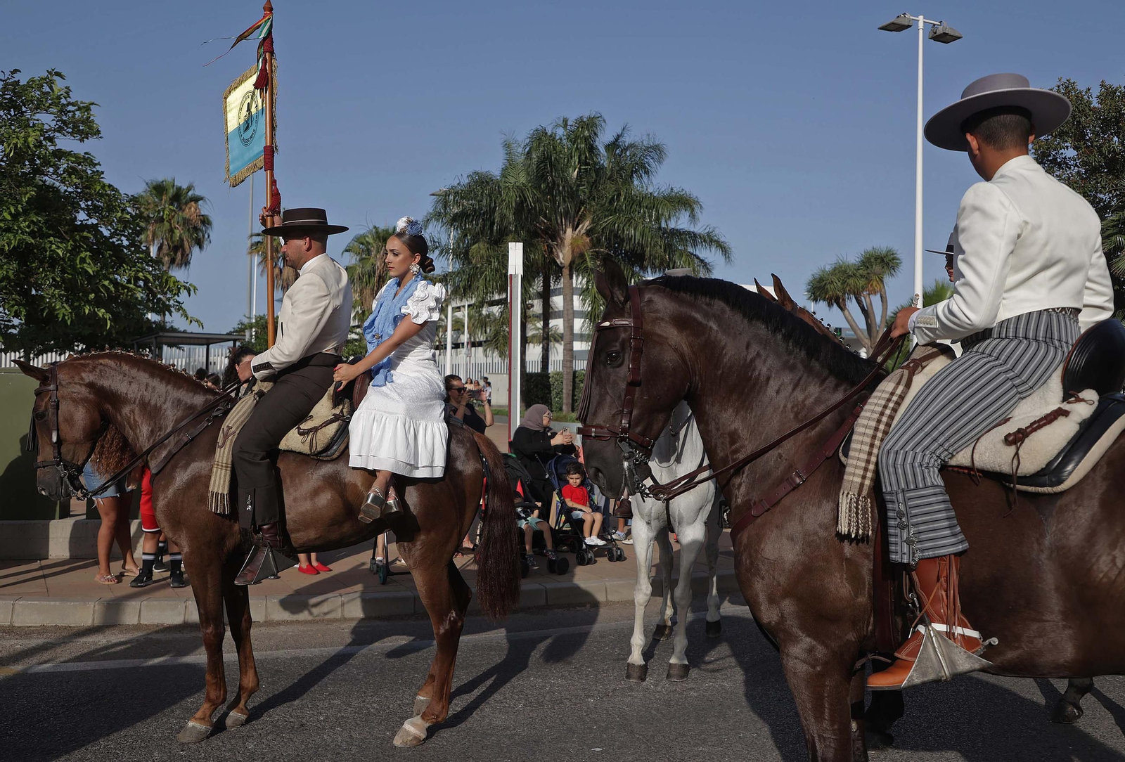 Búscate en las fotos de la cabalgata de la Feria Real de Algeciras 2025