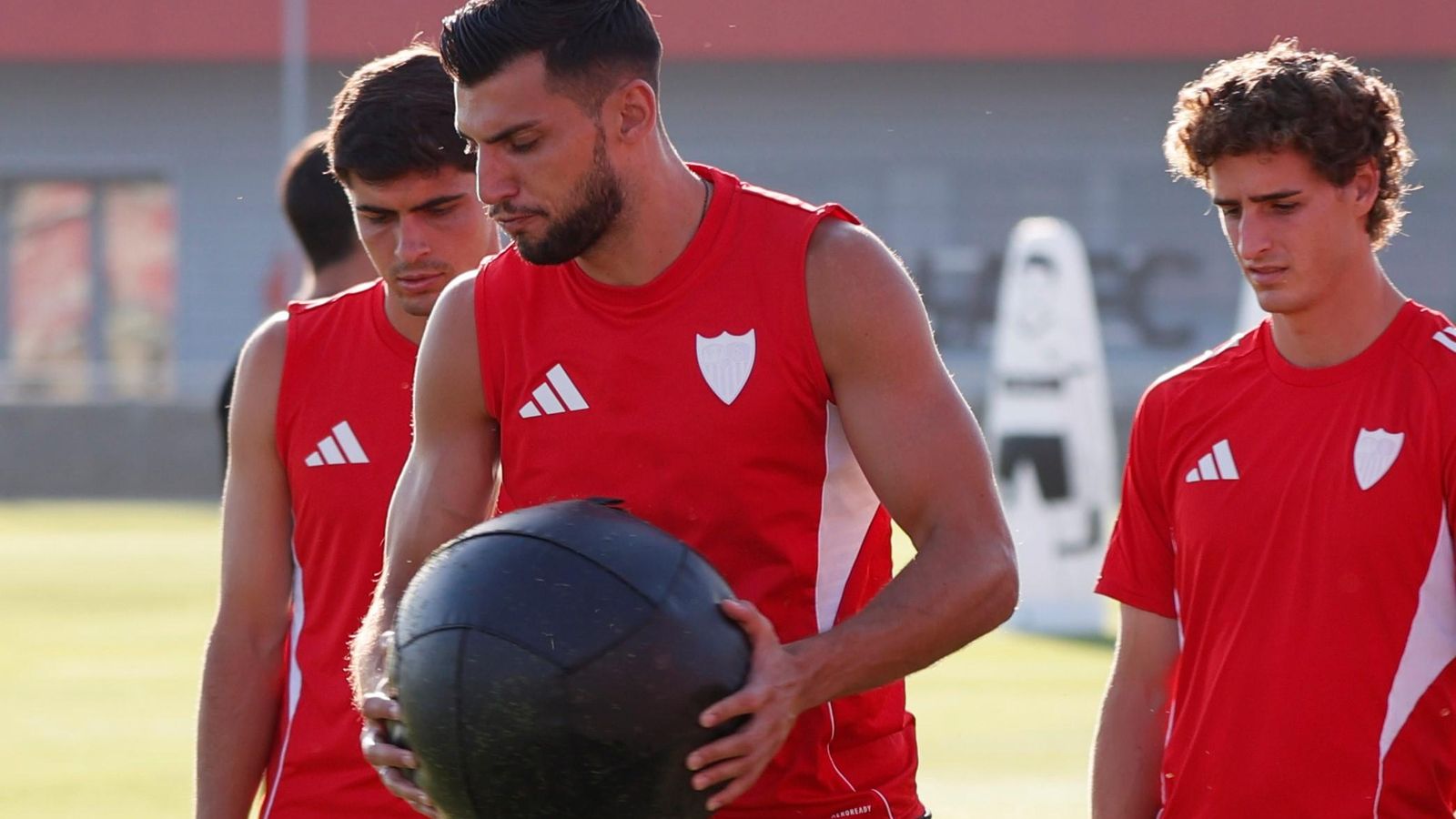 Mir, con un balón medicinal. Mir, con un balón medicinal.