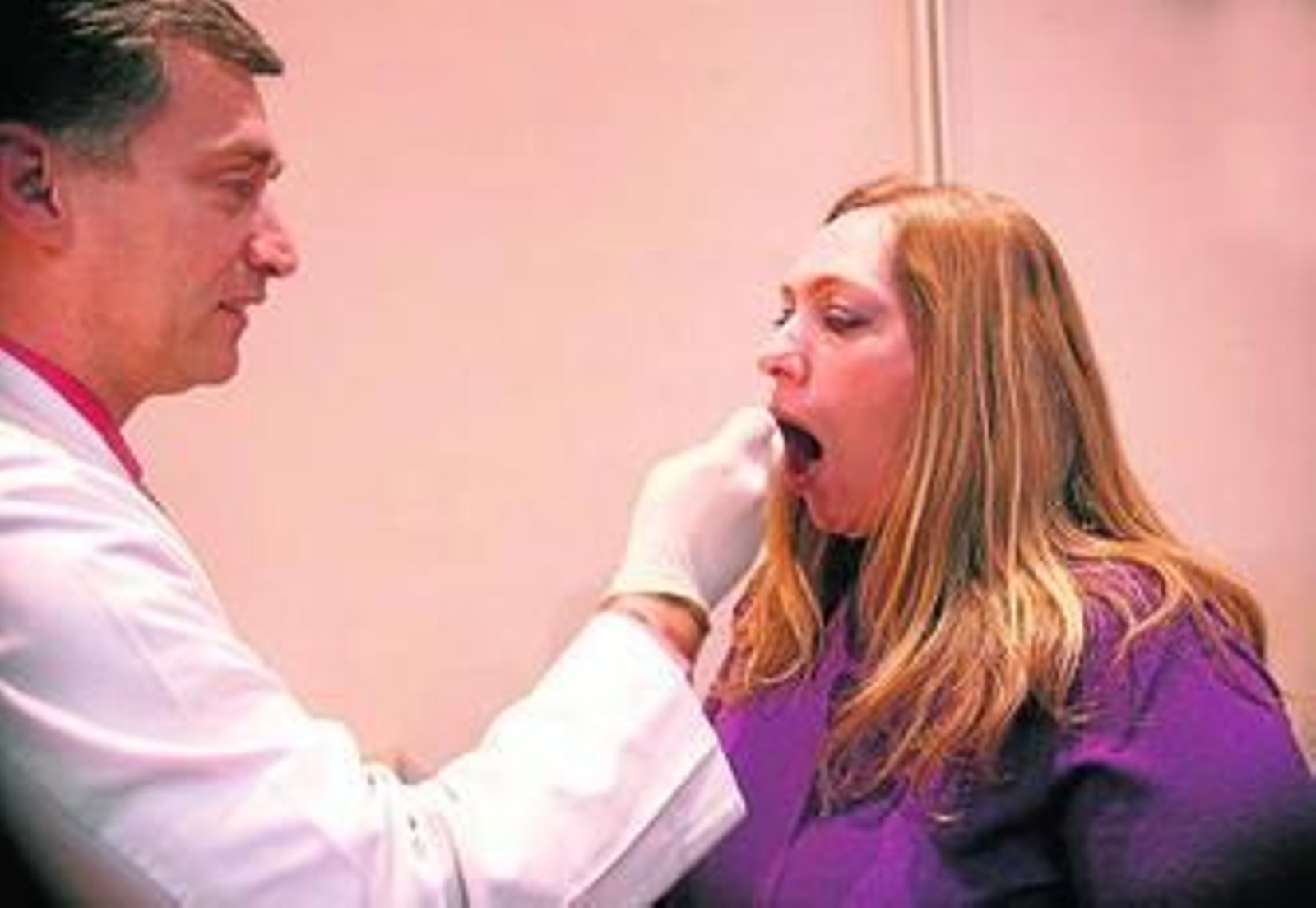 Laura García en el momento en el que le toman la muestra de ADN.