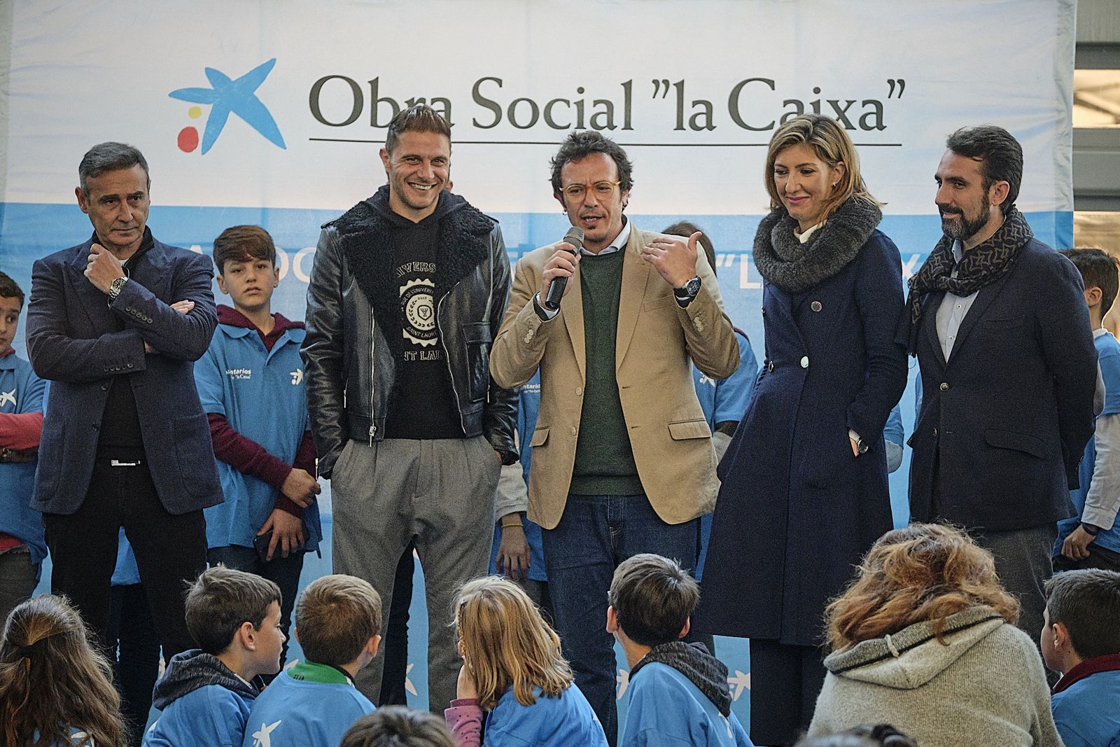 El bético Joaquín entrega balones firmados a 120 niños y niñas.