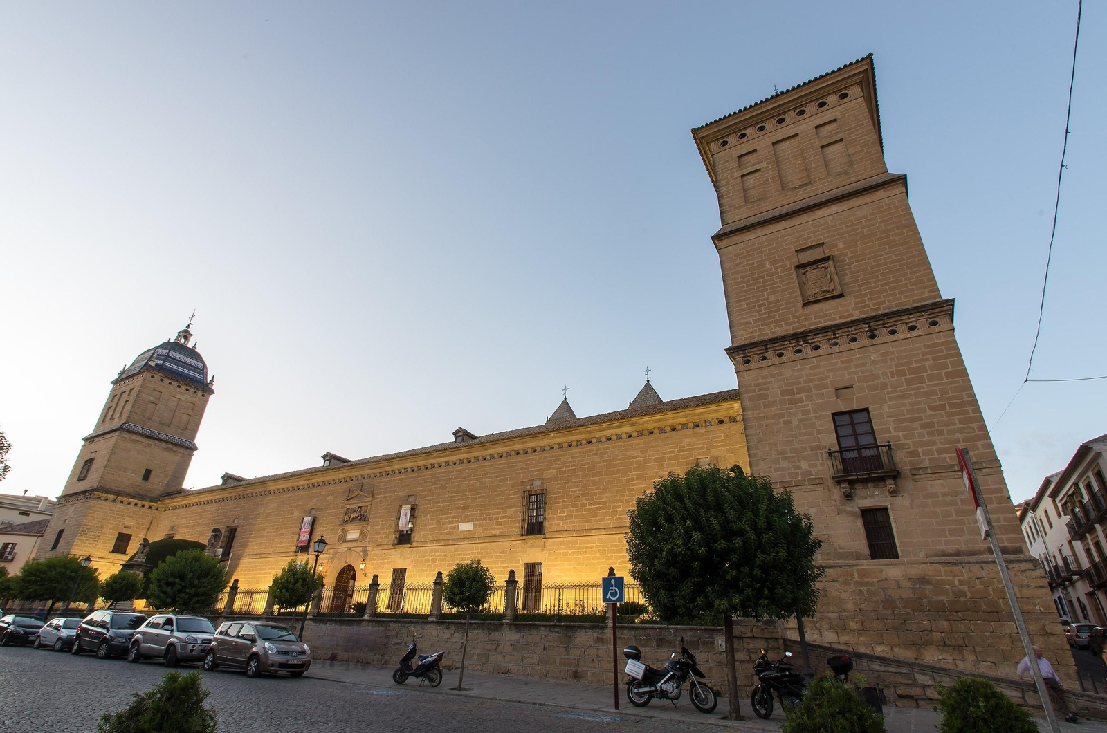 Este hospital del siglo XVI estaba destinado a convertirse en nudo urbano en la expansión extramuros de Úbeda. El Hospital de Santiago de Úbeda: un palacio lleno de cultura