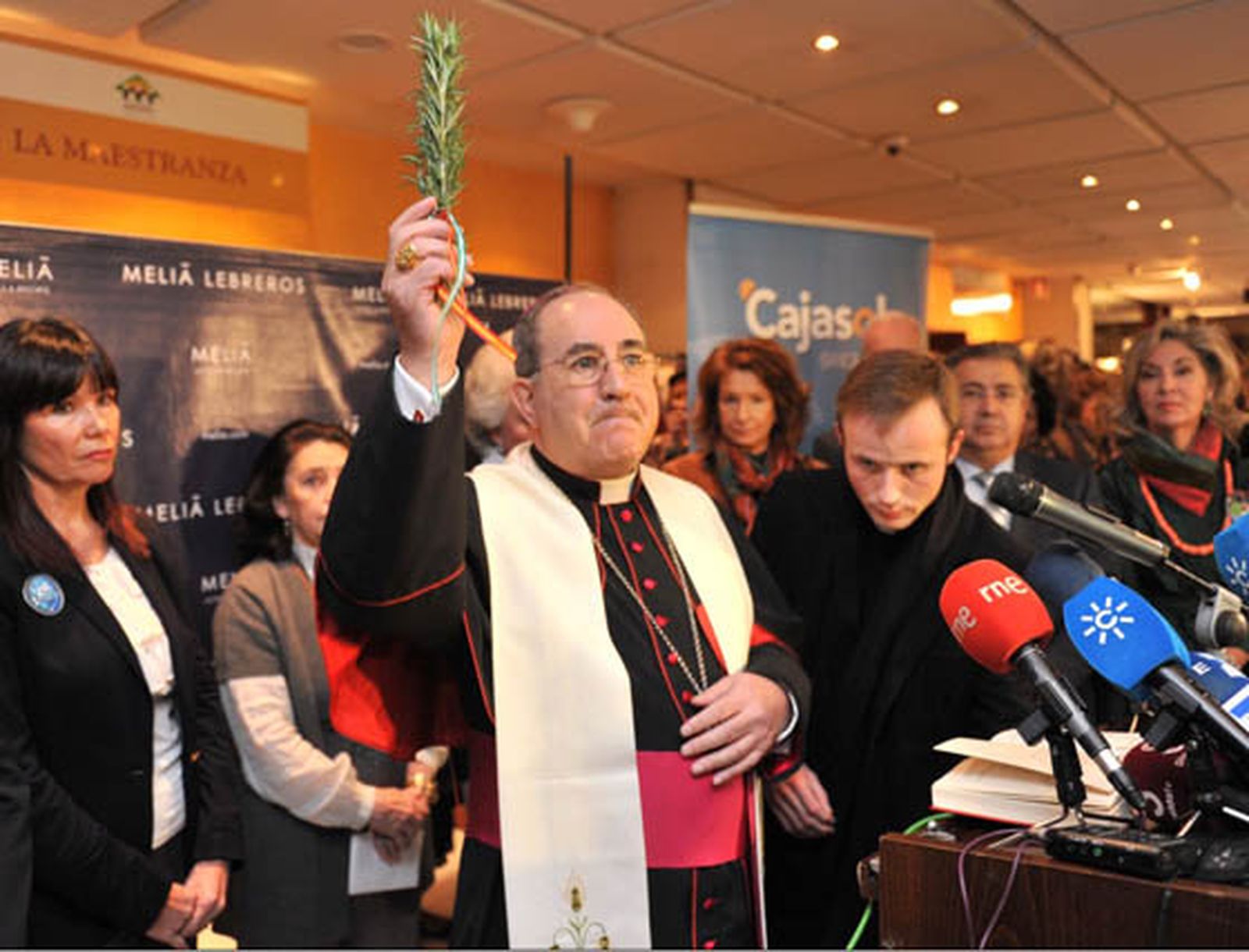 El arzobispo de Sevilla, Juan José Asenjo, bendiciendo el Rastrillo.