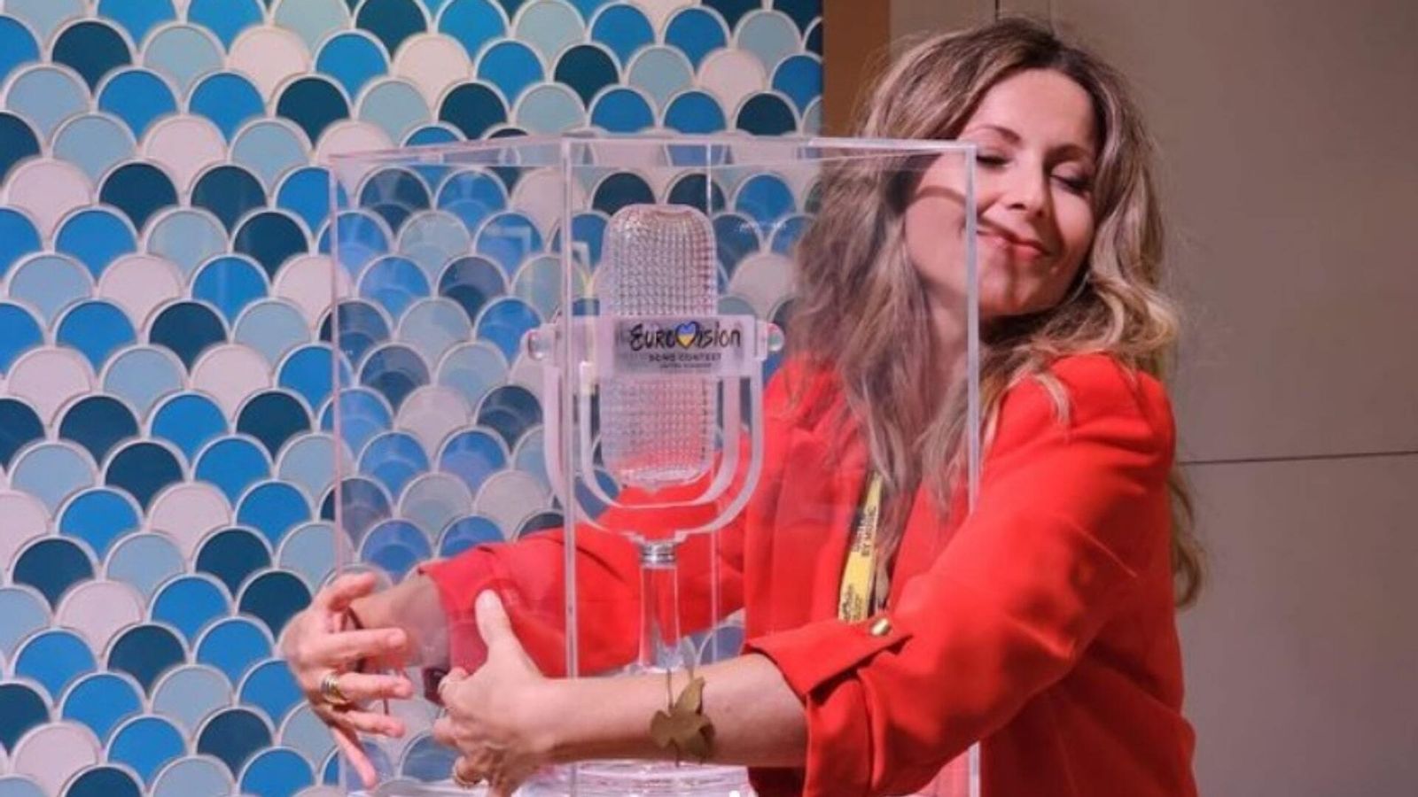 Eva Mora abrazando el micrófono de cristal de Eurovision 2023