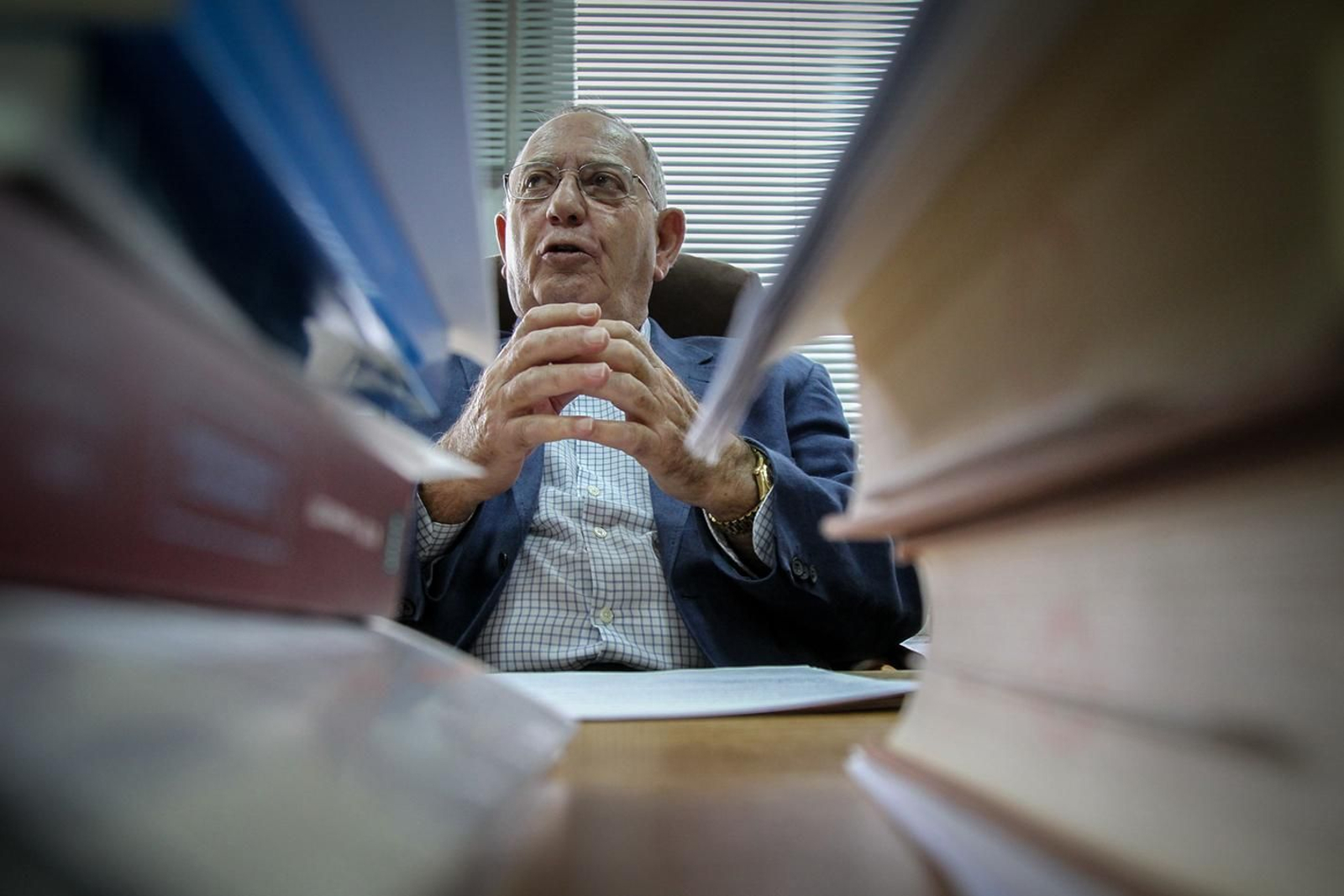 García Ruiz, en su despacho de la Universidad de Cádiz. García Ruiz, en su despacho de la Universidad de Cádiz.