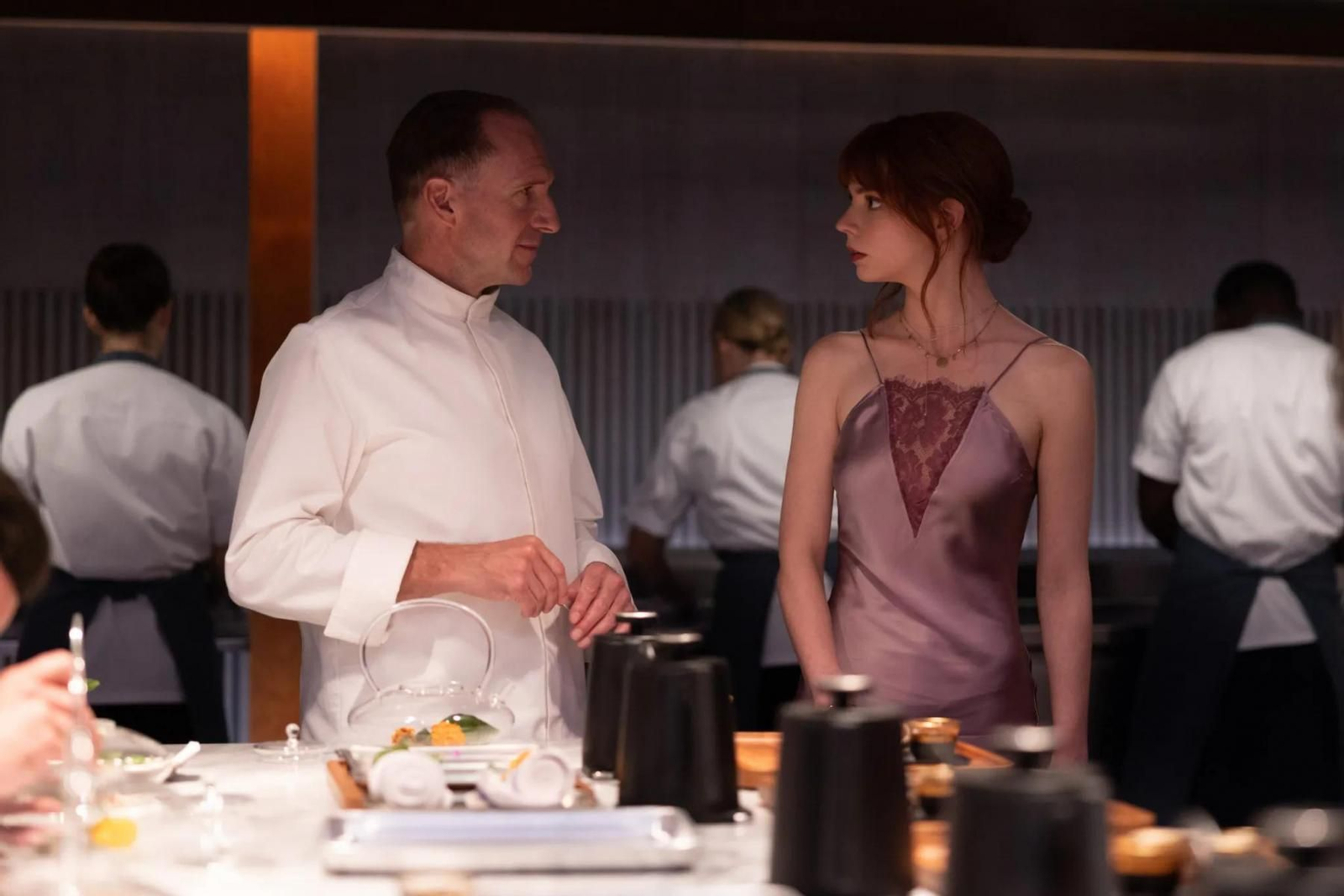 Ralph Fiennes y Anya Taylor-Joy, un chef y su cliente en ‘El menú’.