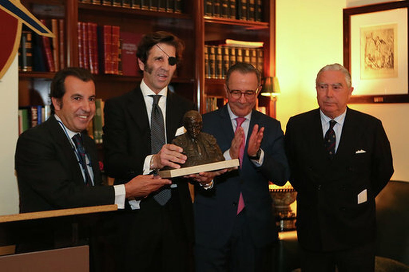 Padilla recibe el Trofeo Memorial Manolo Vázquez en el 'El Aero'